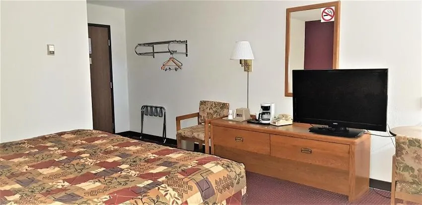 Photo of the whole room, Bed in AmeriVu Inn & Suites-Avon