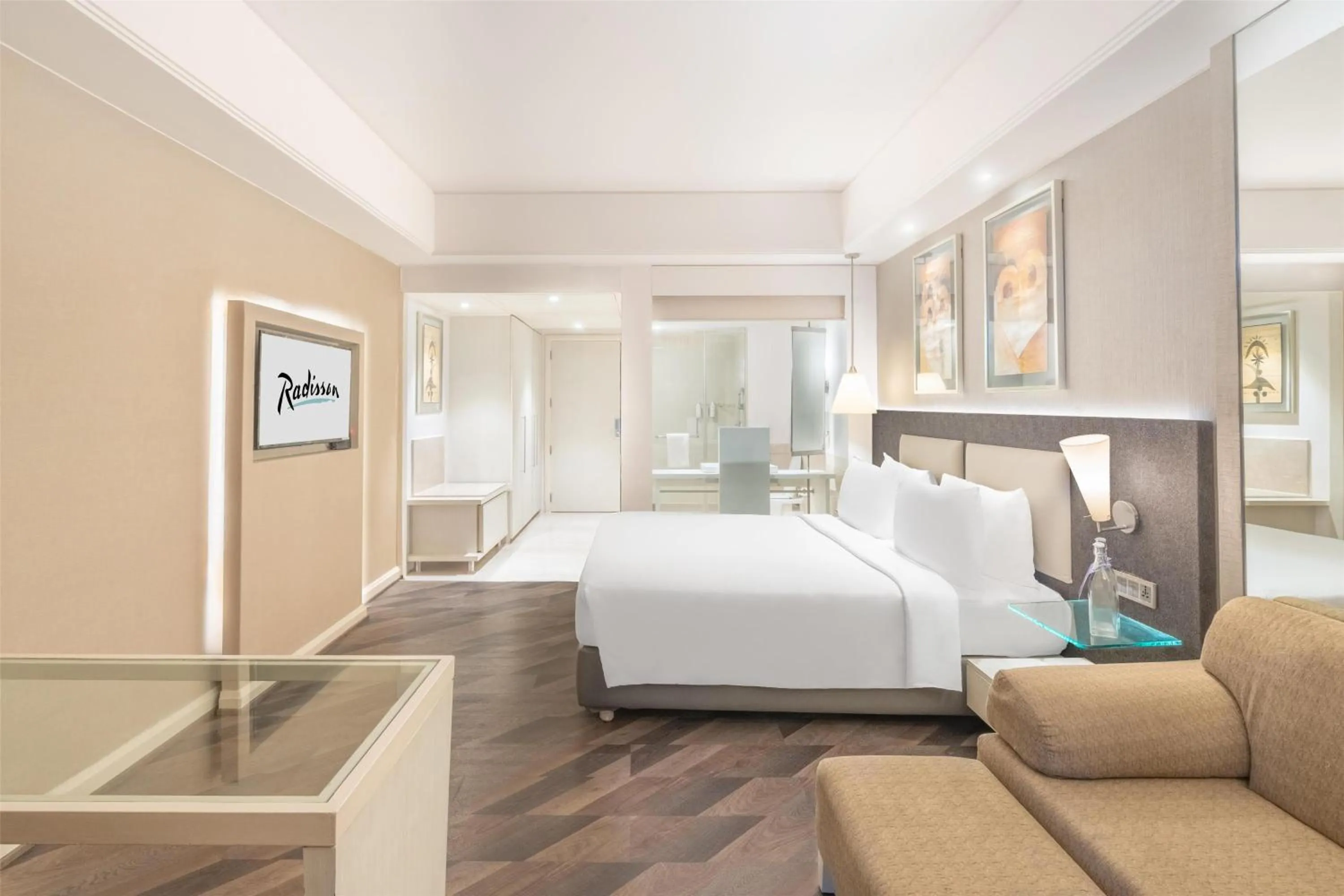 Bedroom, Bed in Radisson Hyderabad Hitec City