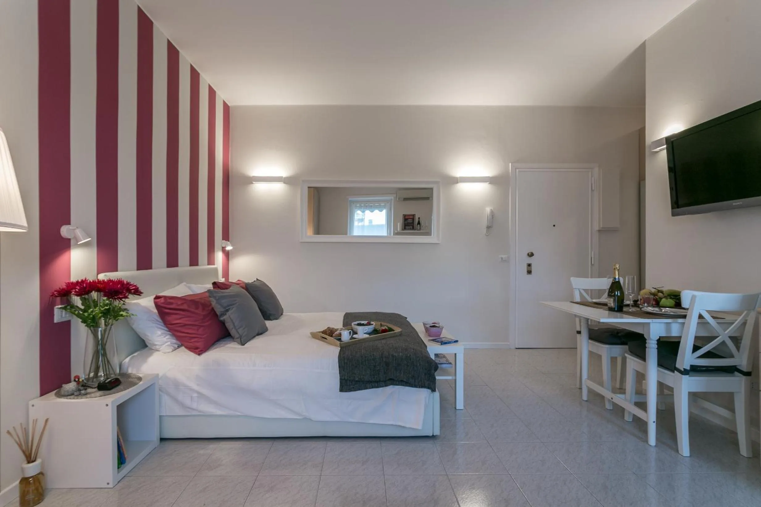 Photo of the whole room, Bed in Violet Home - Loreto