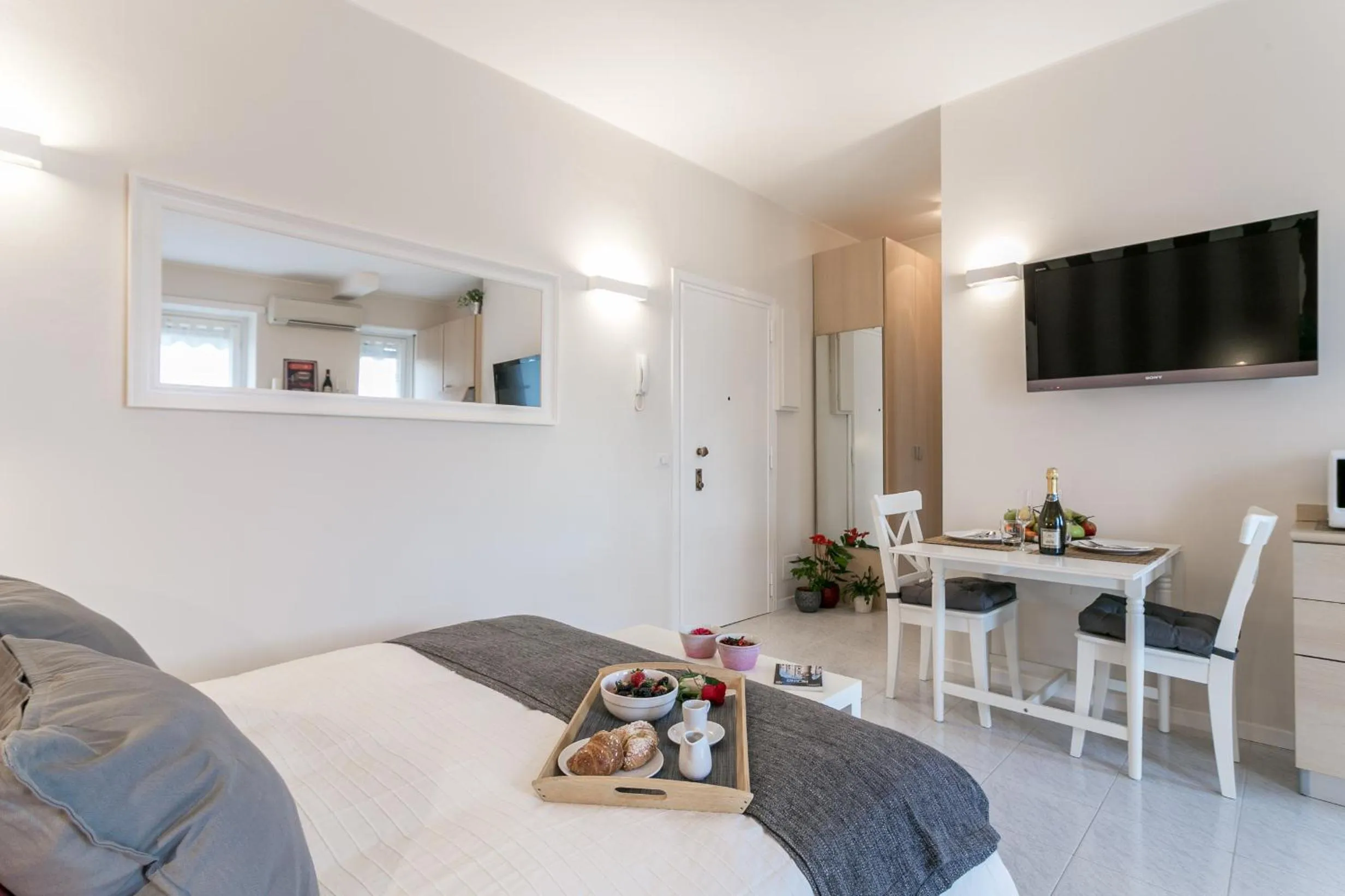 Photo of the whole room in Violet Home - Loreto