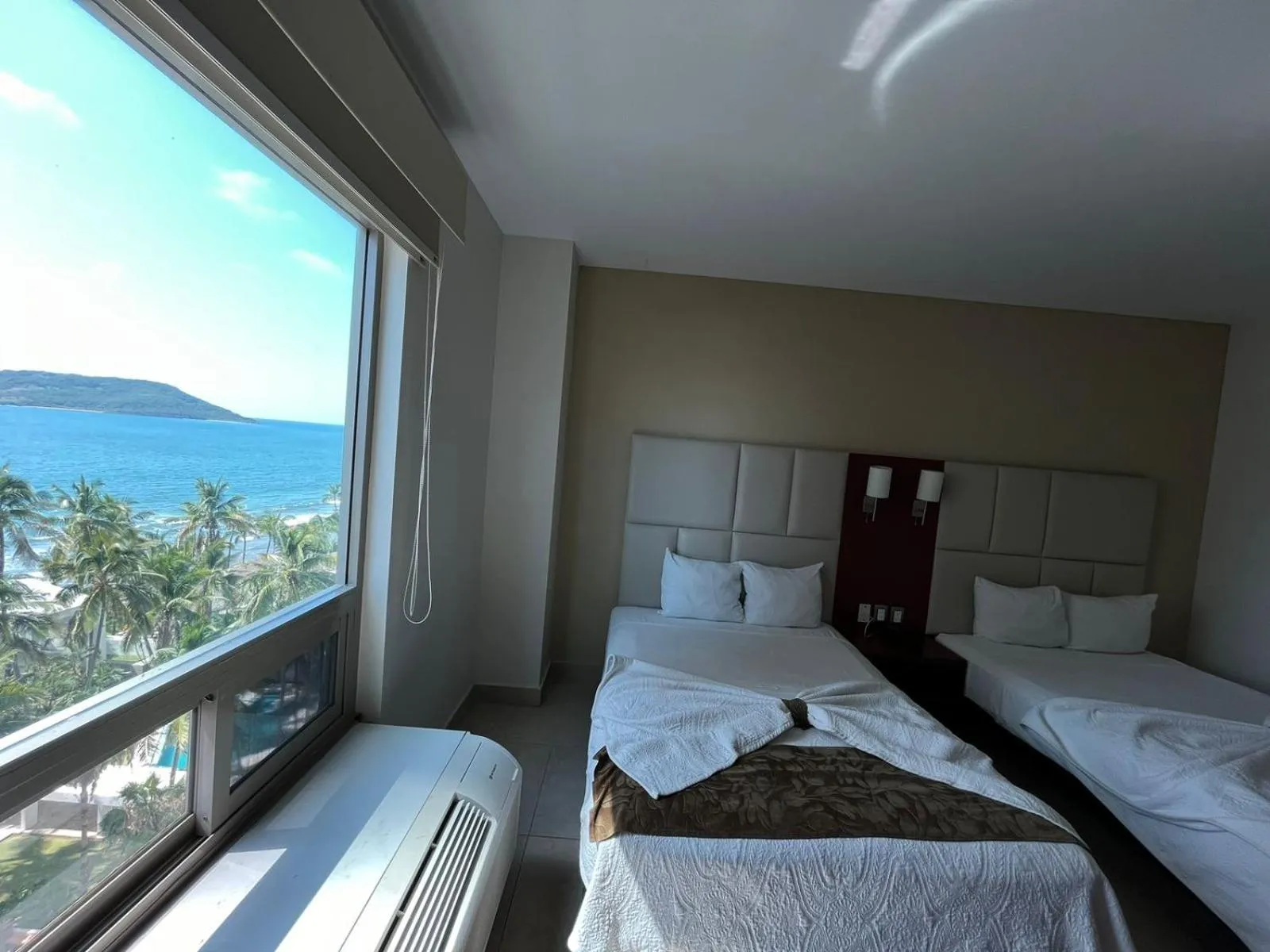 Sea view, Bed in Hotel Ave Inn
