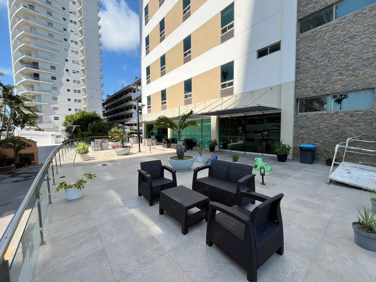 Balcony/Terrace in Hotel Ave Inn