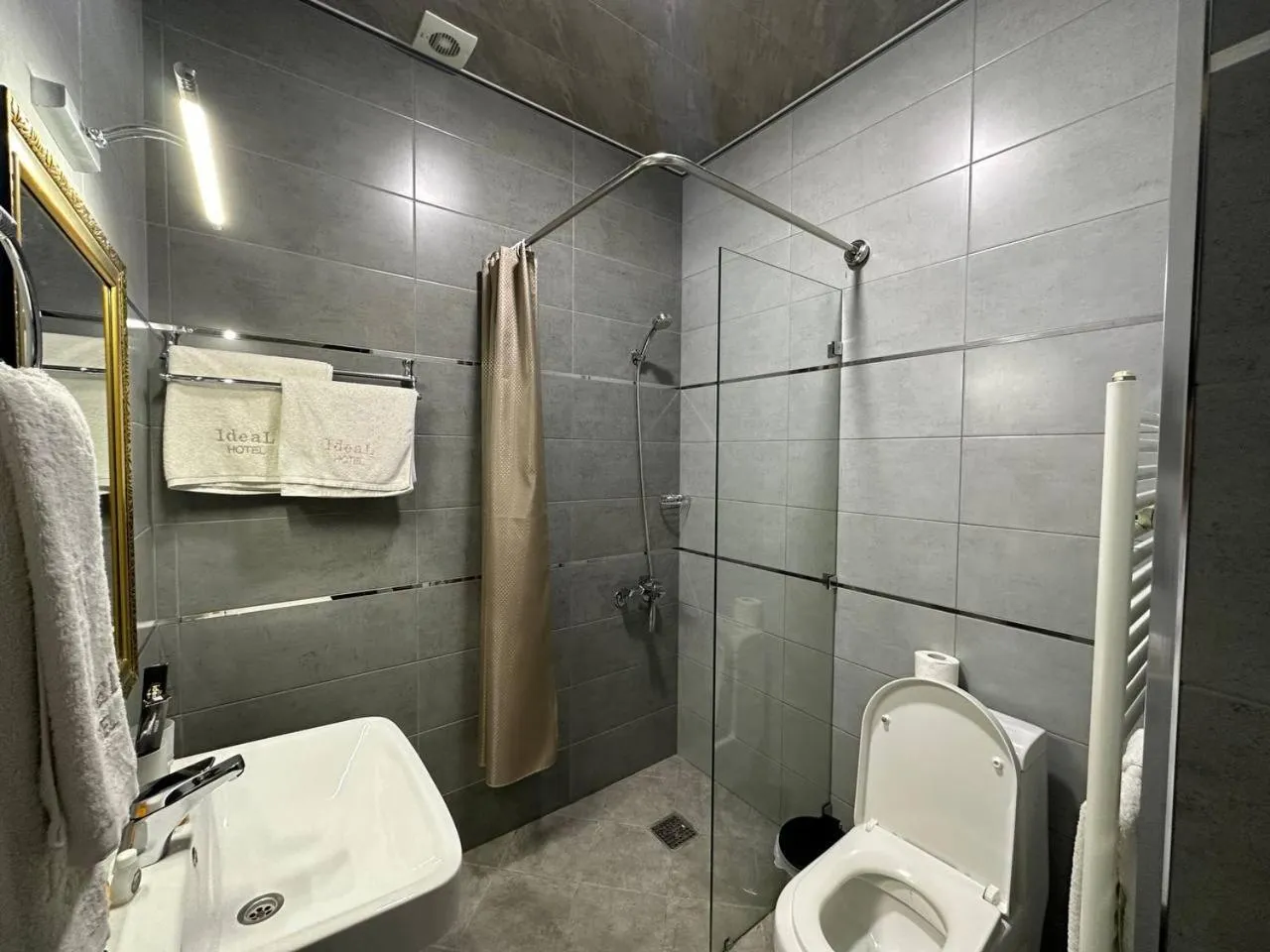 Shower in Ideal Hotel