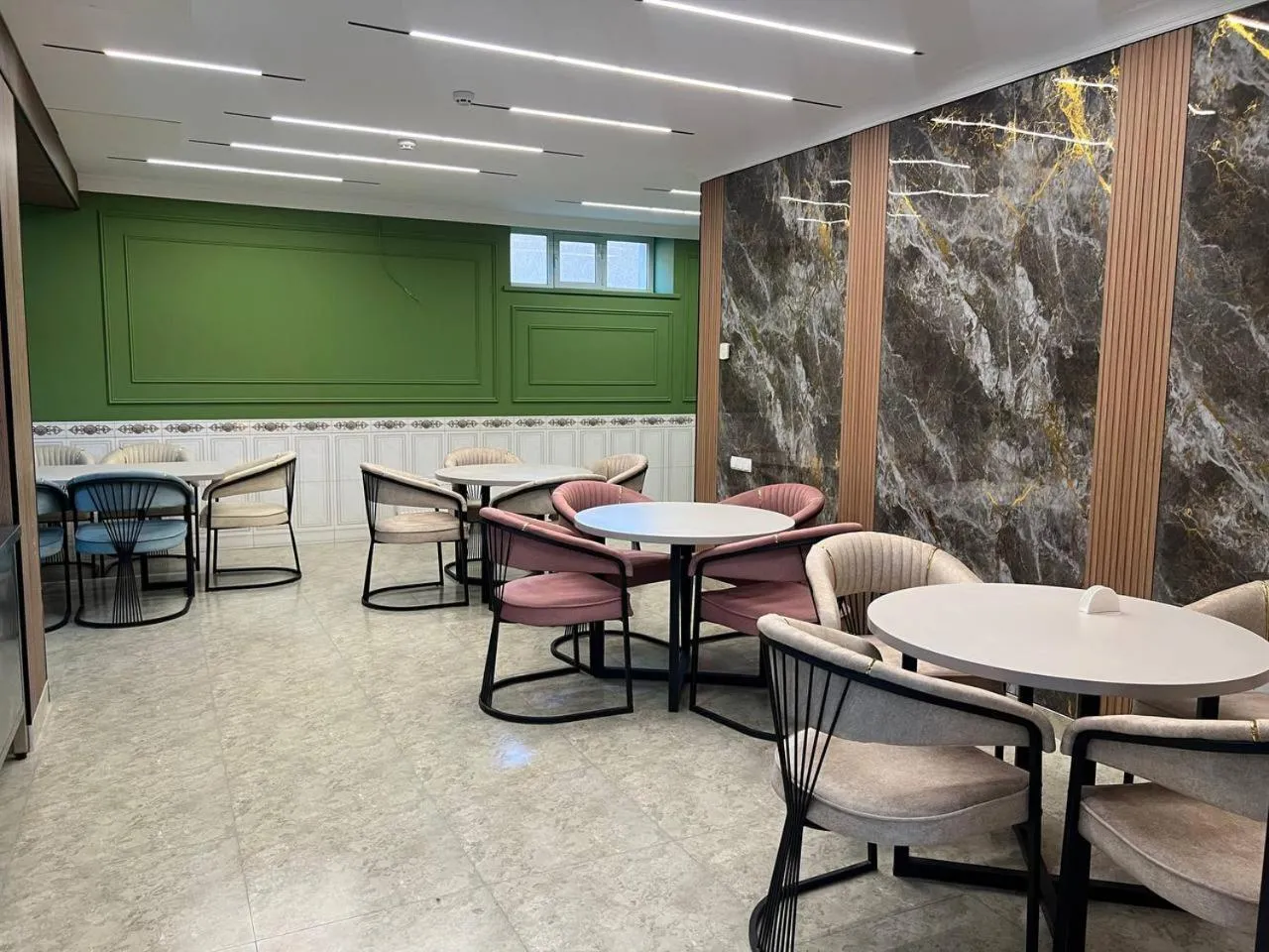 Restaurant/places to eat in Ideal Hotel