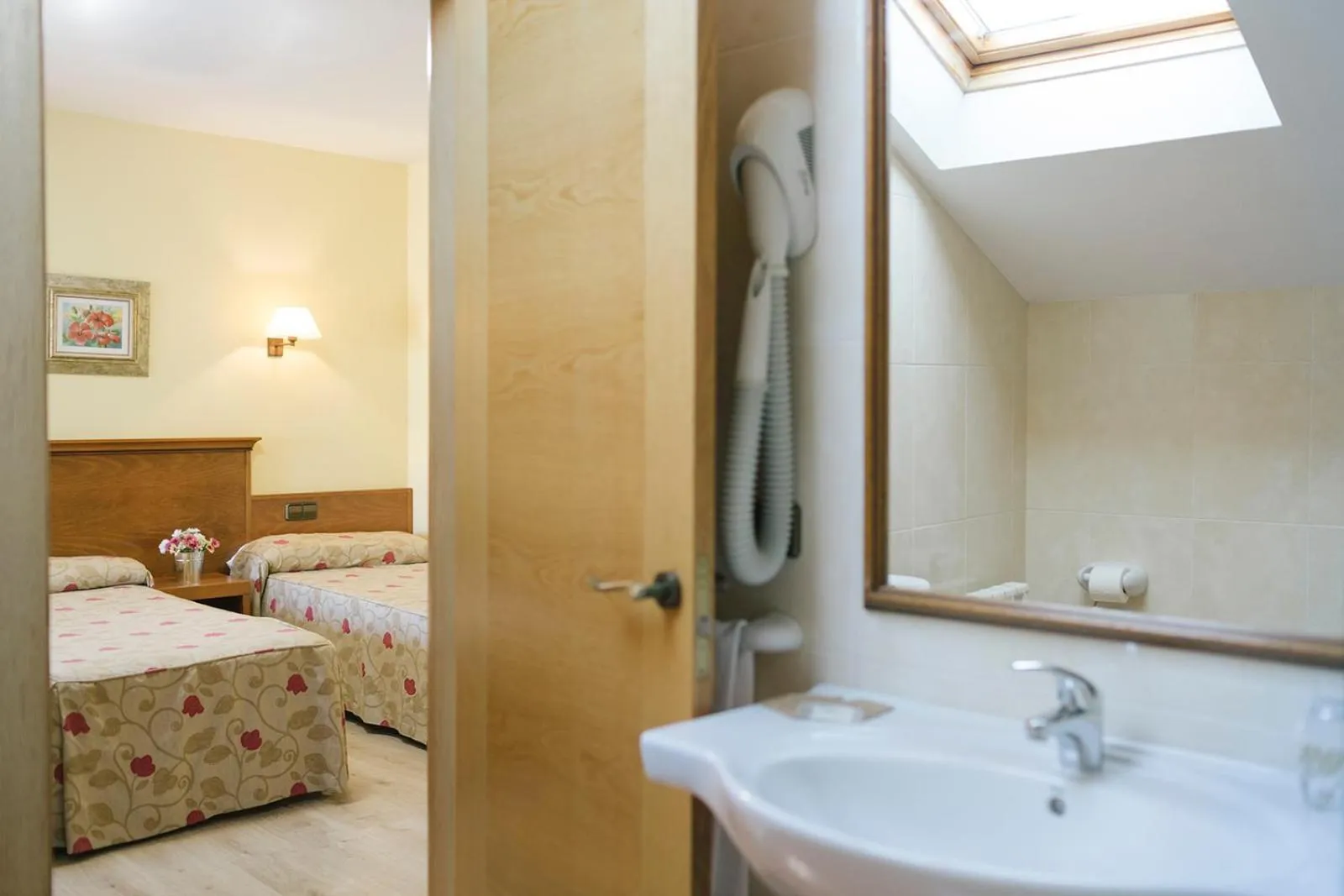 Bathroom, Bed in Hotel O Castro