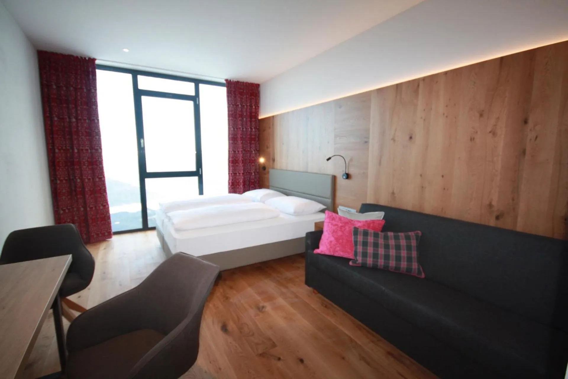 Photo of the whole room, Bed in Berghotel Schmittenhöhe - 2000m