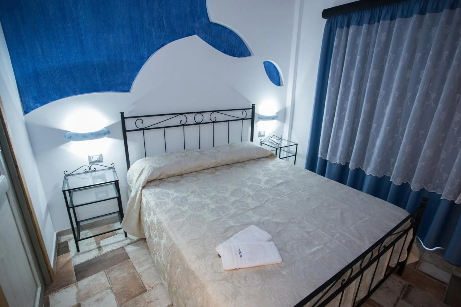 Photo of the whole room, Bed in Coraje Room & Breakfast