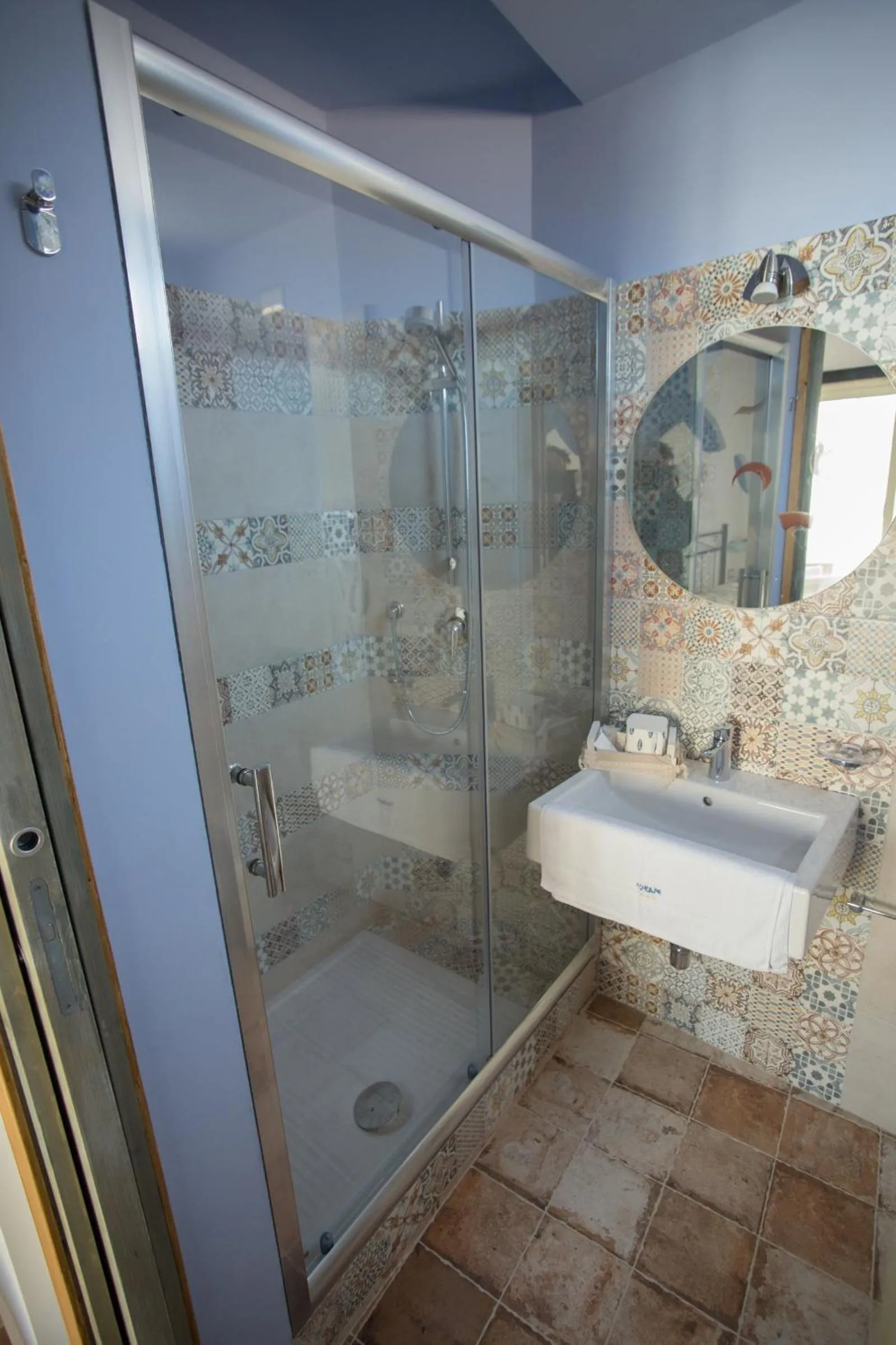 Shower in Coraje Room & Breakfast