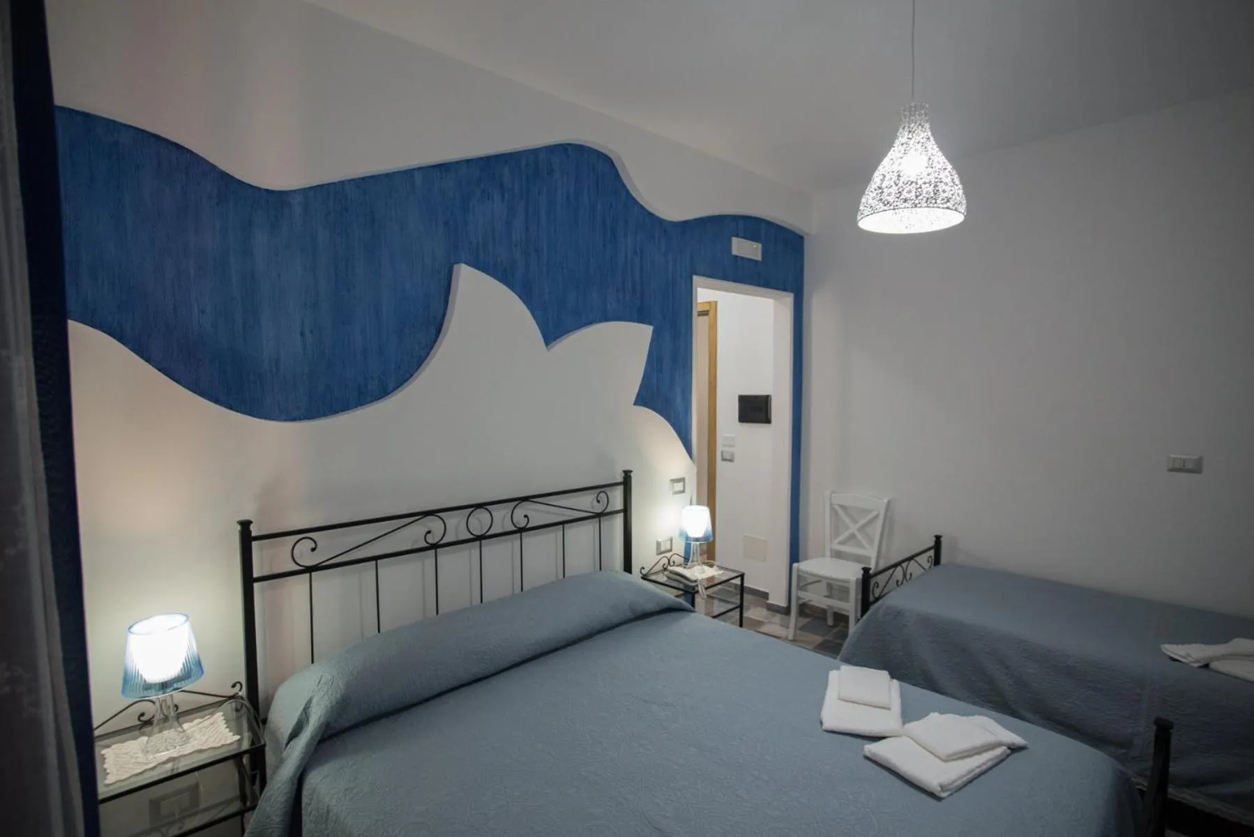 Photo of the whole room, Bed in Coraje Room & Breakfast