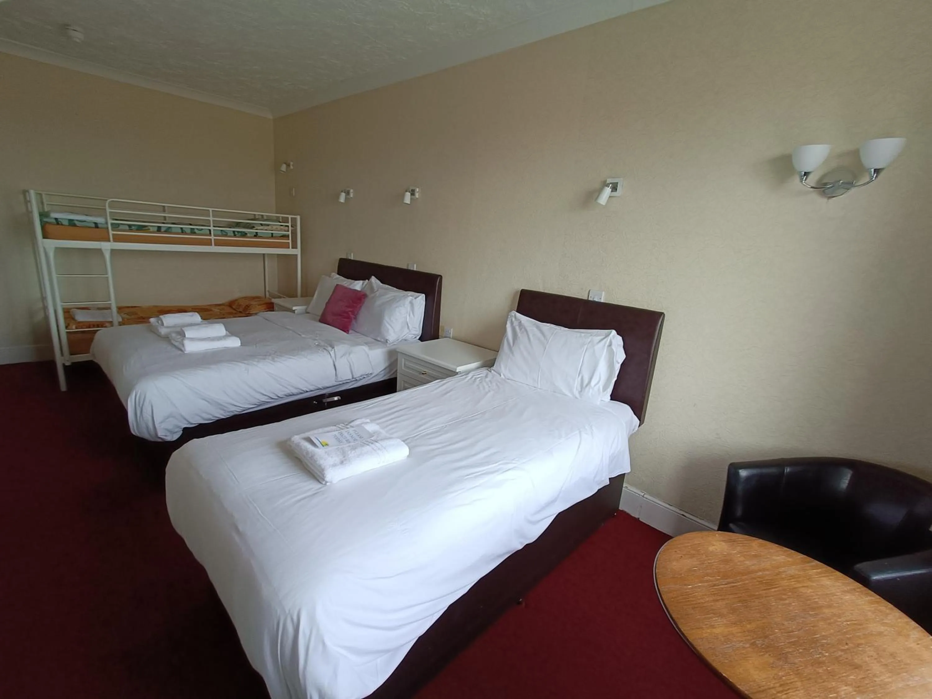 Bedroom, Bed in Palm Court Hotel