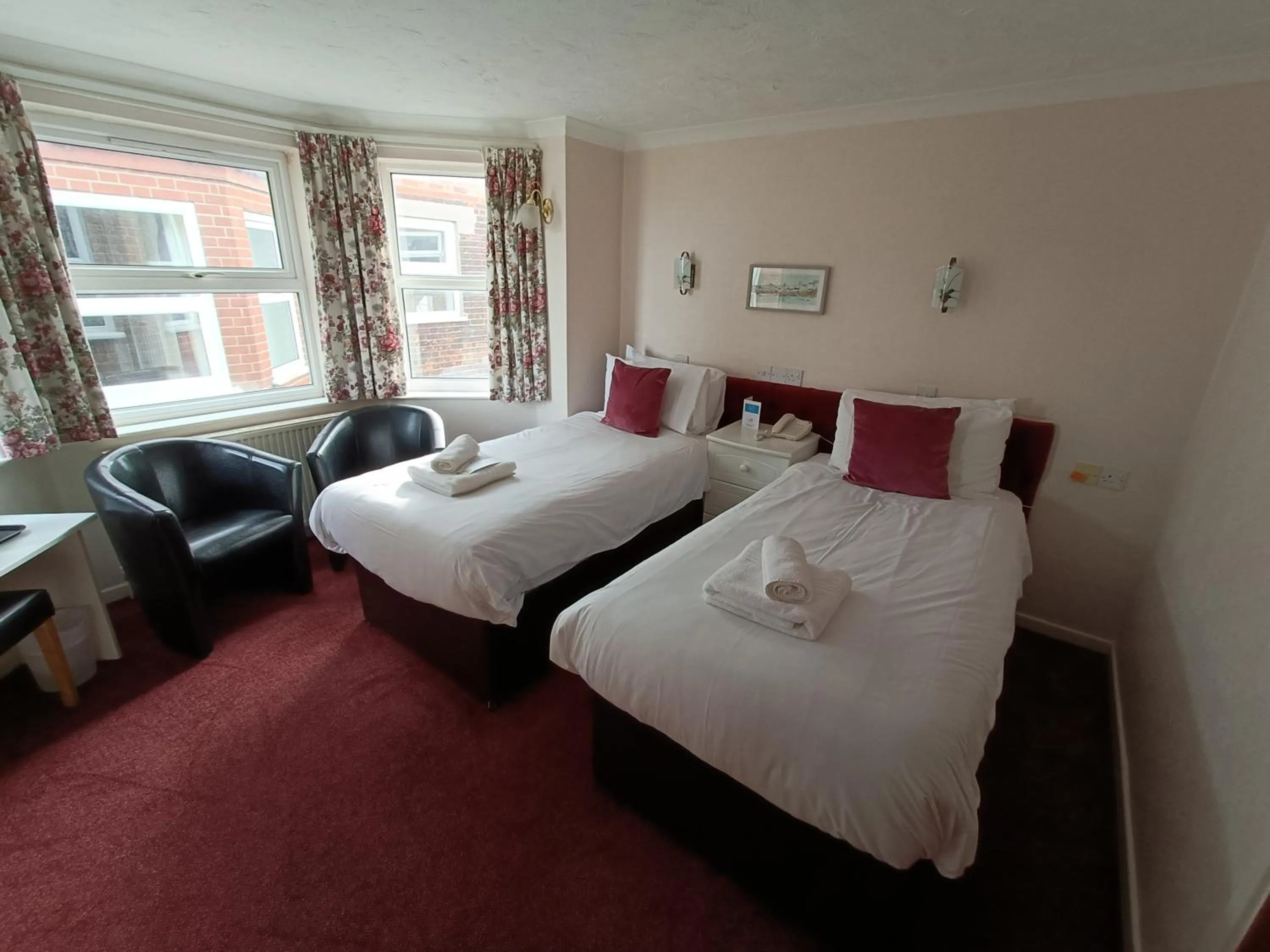 Bedroom, Bed in Palm Court Hotel