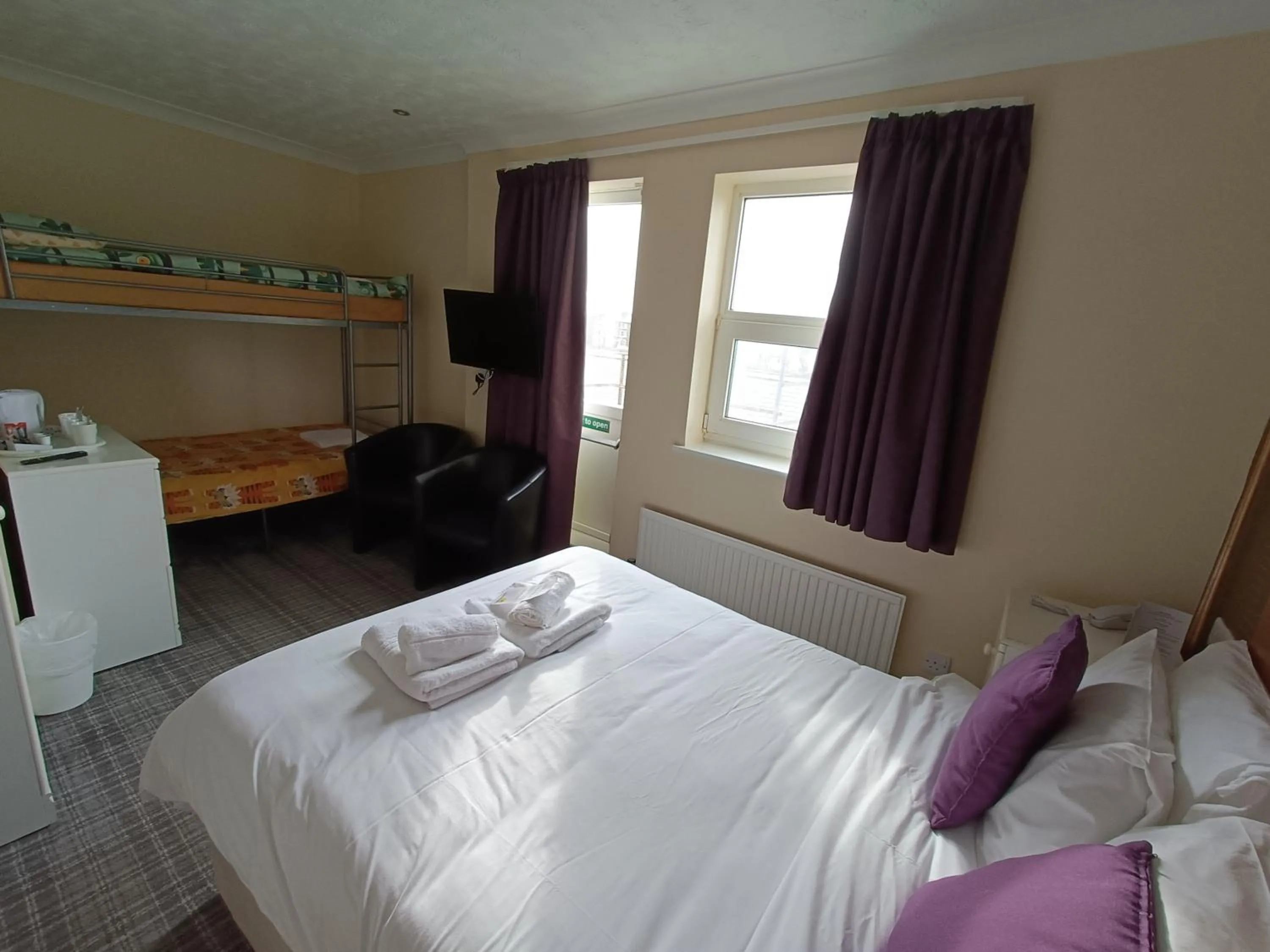 Bedroom, Bed in Palm Court Hotel