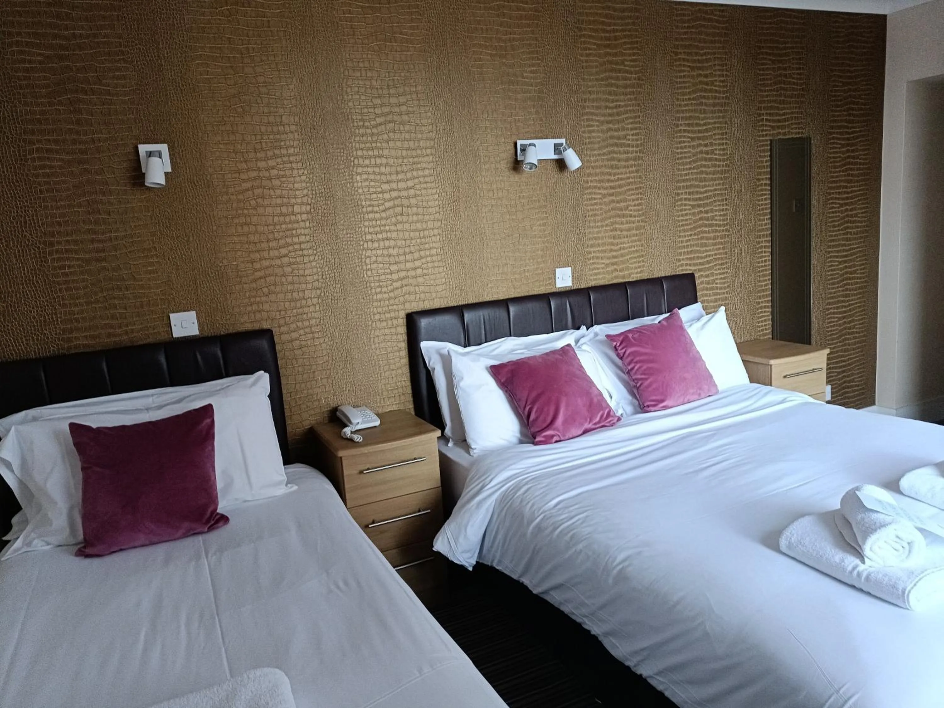 Bedroom, Bed in Palm Court Hotel