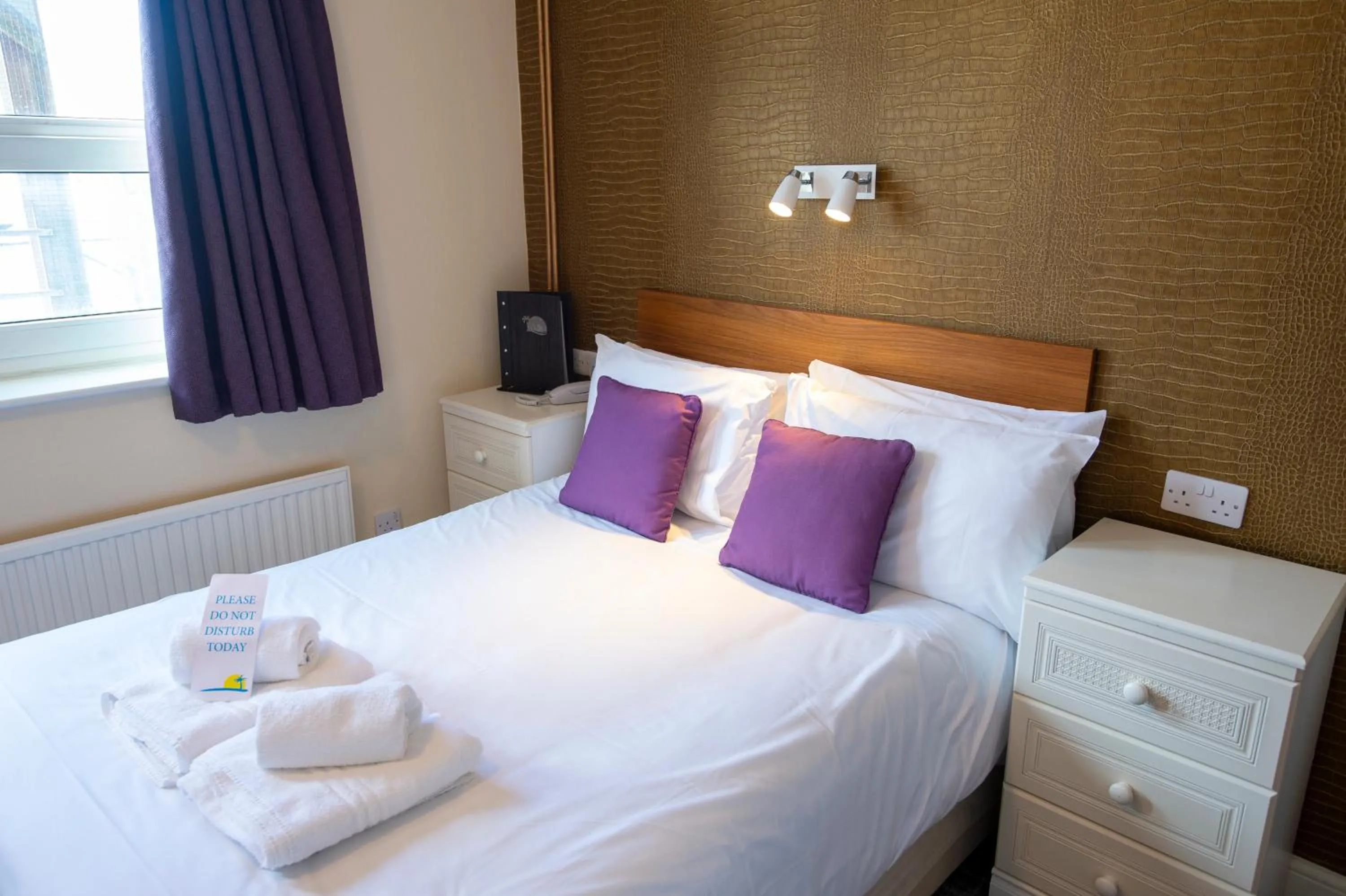 Bedroom, Bed in Palm Court Hotel