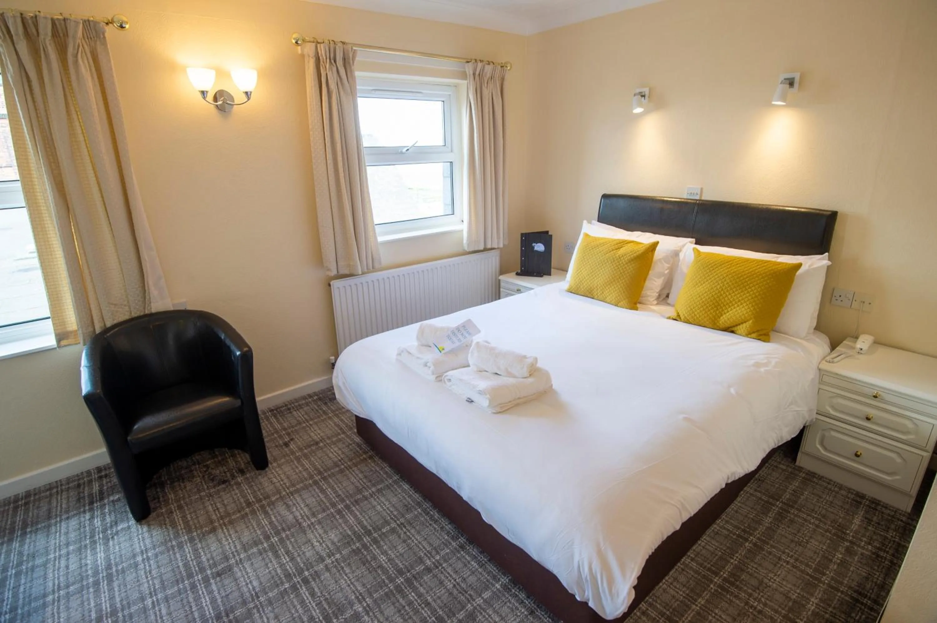 Bedroom, Bed in Palm Court Hotel