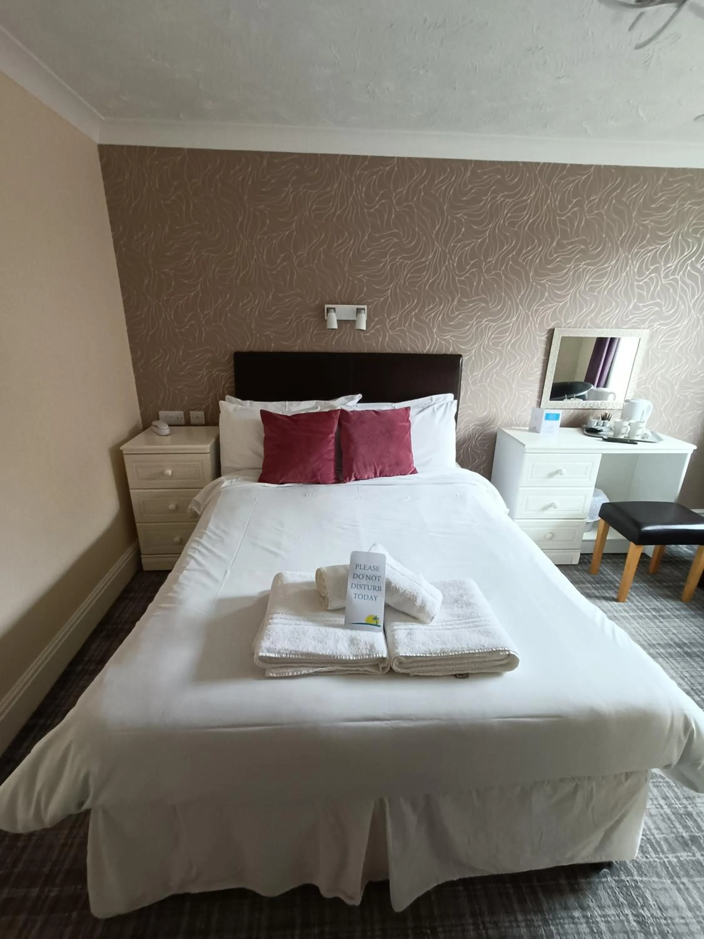 Bedroom, Bed in Palm Court Hotel