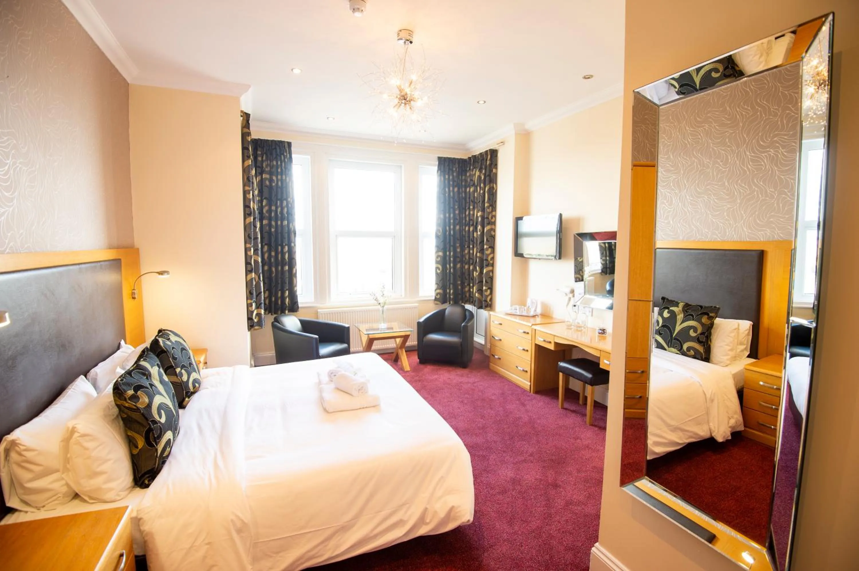 Bedroom, Bed in Palm Court Hotel