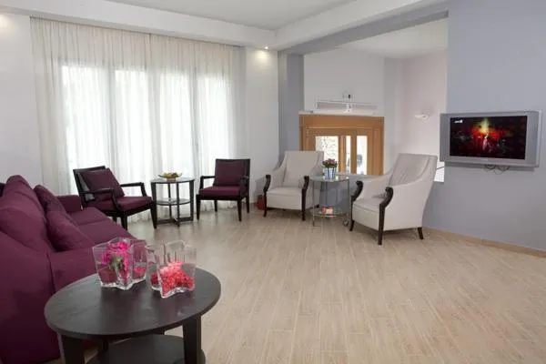 Communal lounge/ TV room in Ilion Spa Hotel