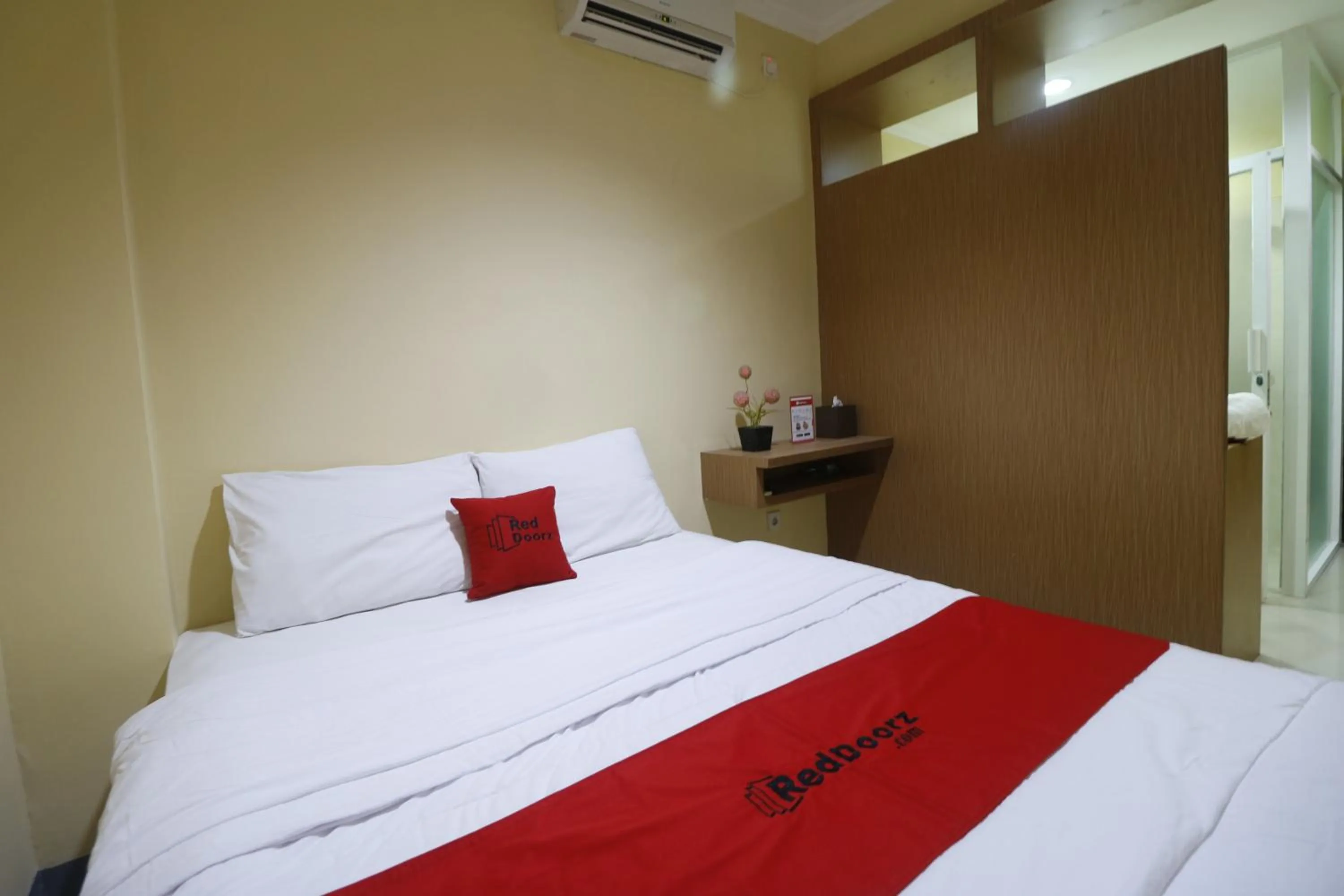 Bedroom, Bed in RedDoorz near ITC Cempaka Mas