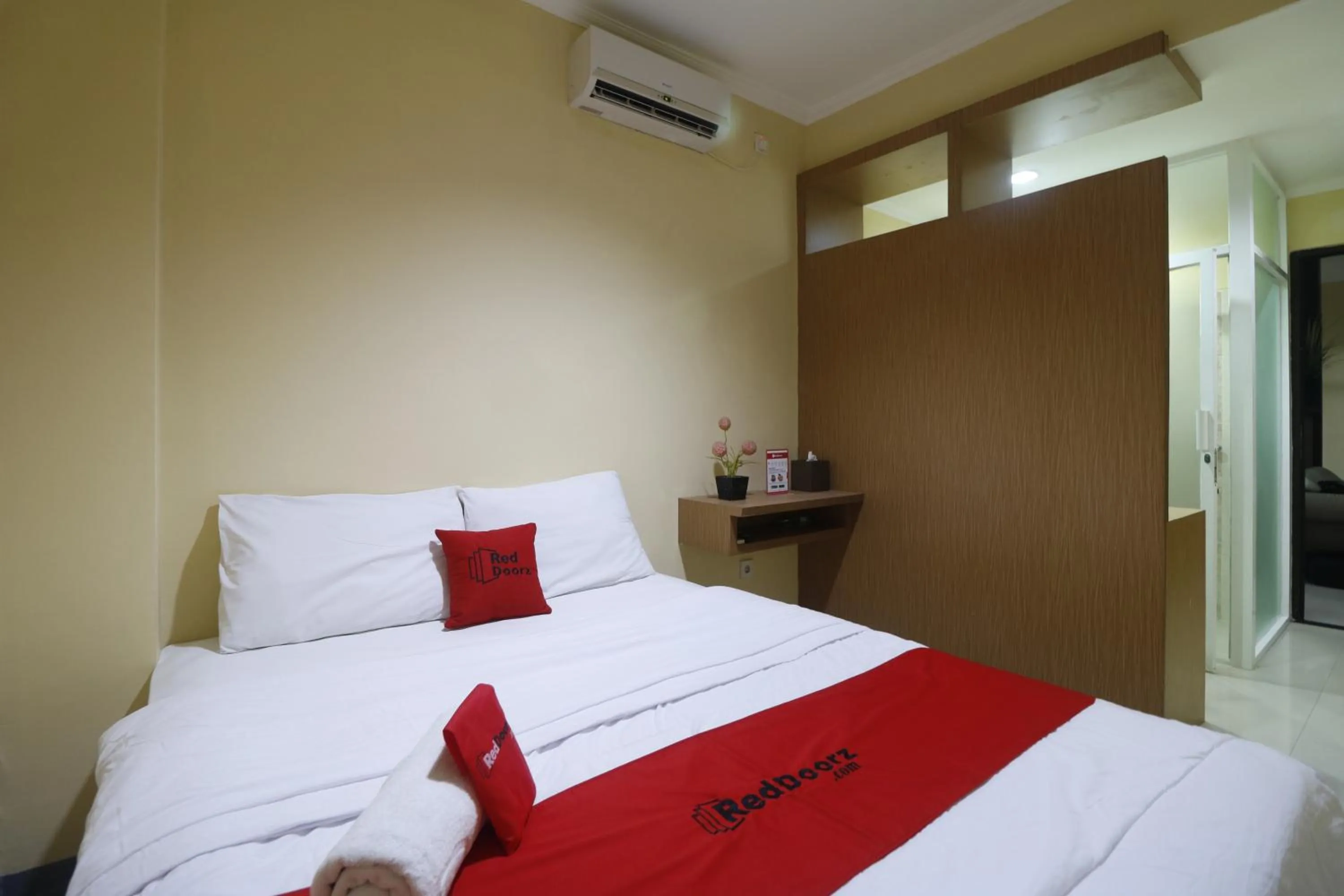 Bedroom, Bed in RedDoorz near ITC Cempaka Mas