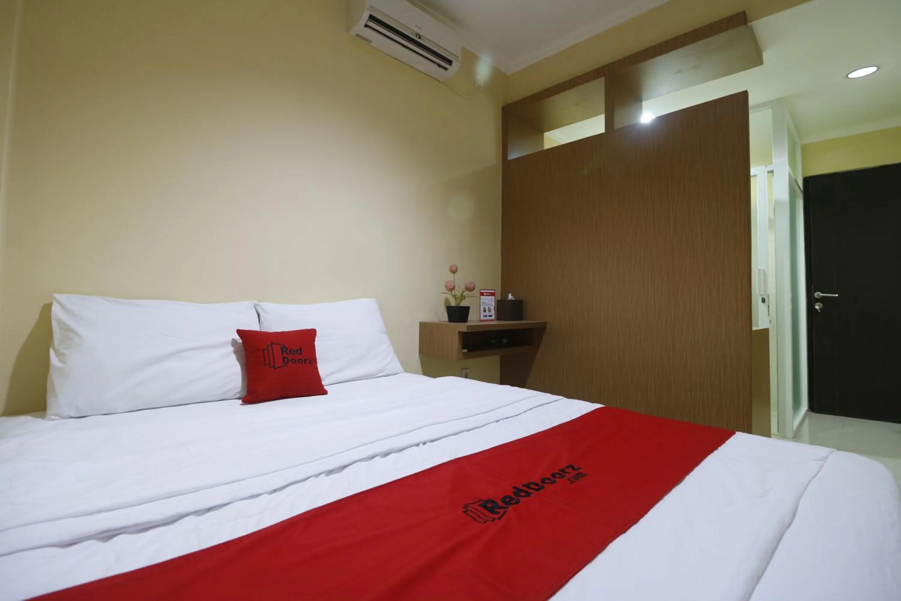 Bedroom, Bed in RedDoorz near ITC Cempaka Mas