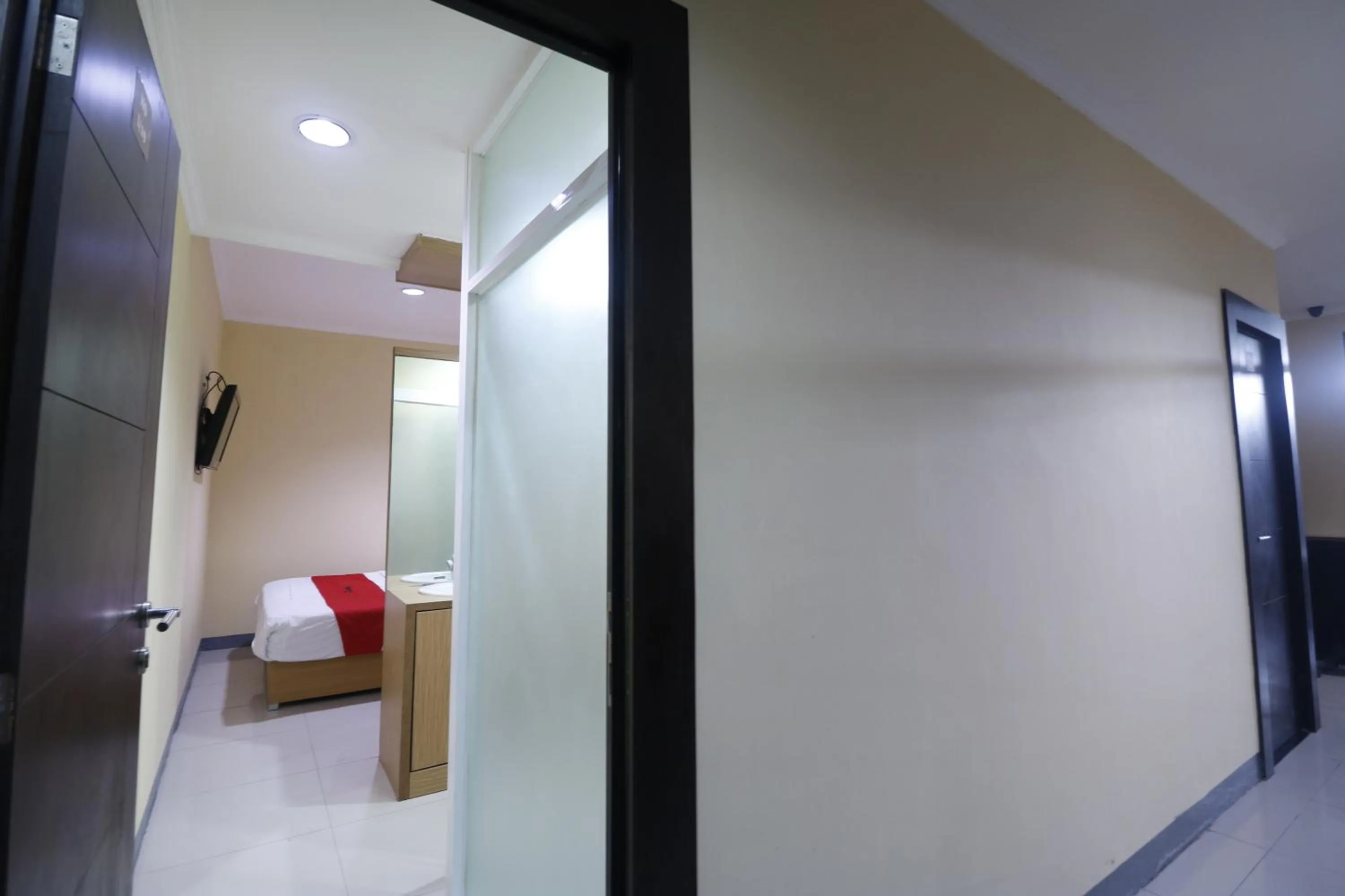 Bedroom, Bed in RedDoorz near ITC Cempaka Mas