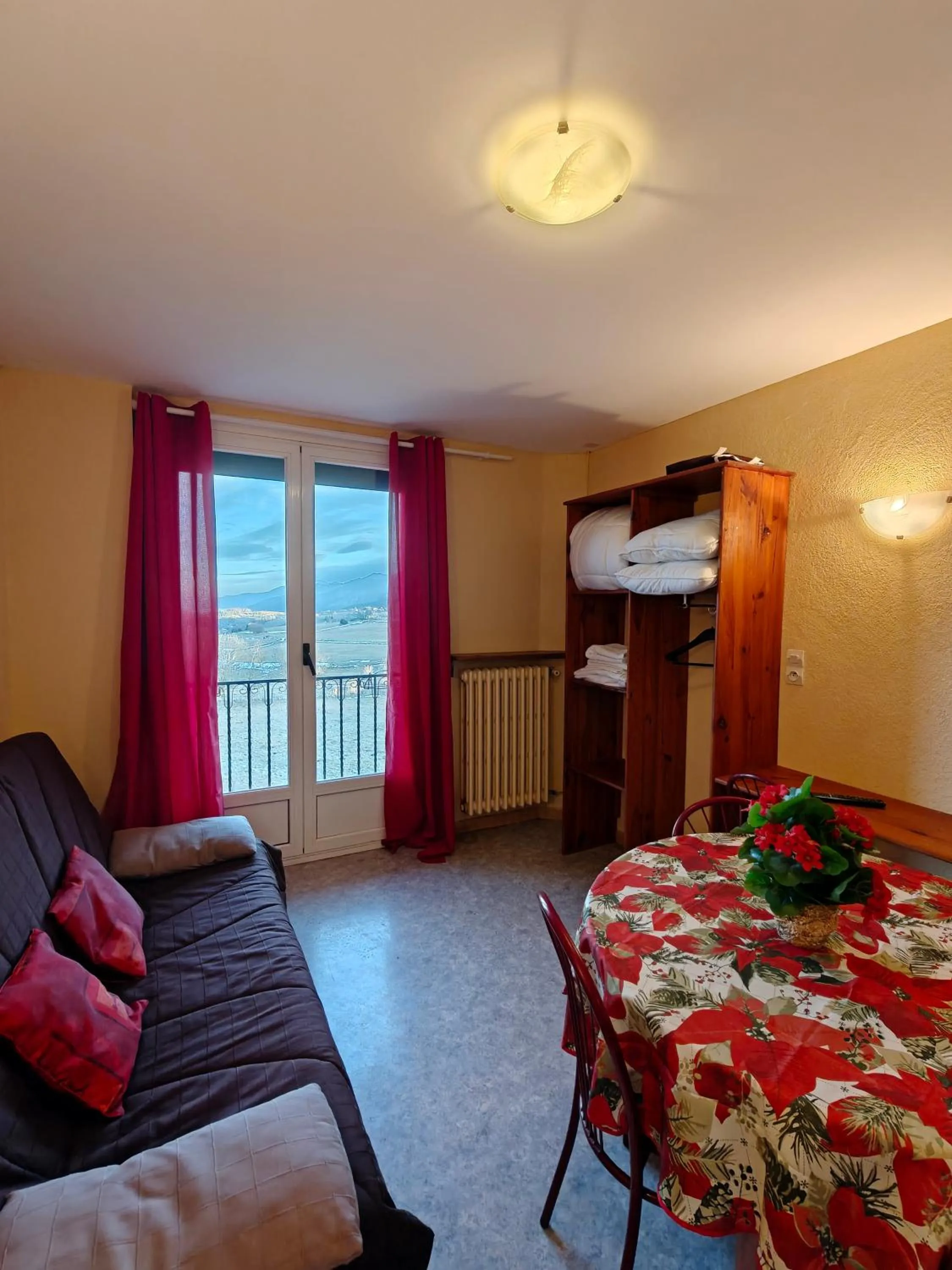 Living room, Bed in Le Catalan - Hôtel et appartements