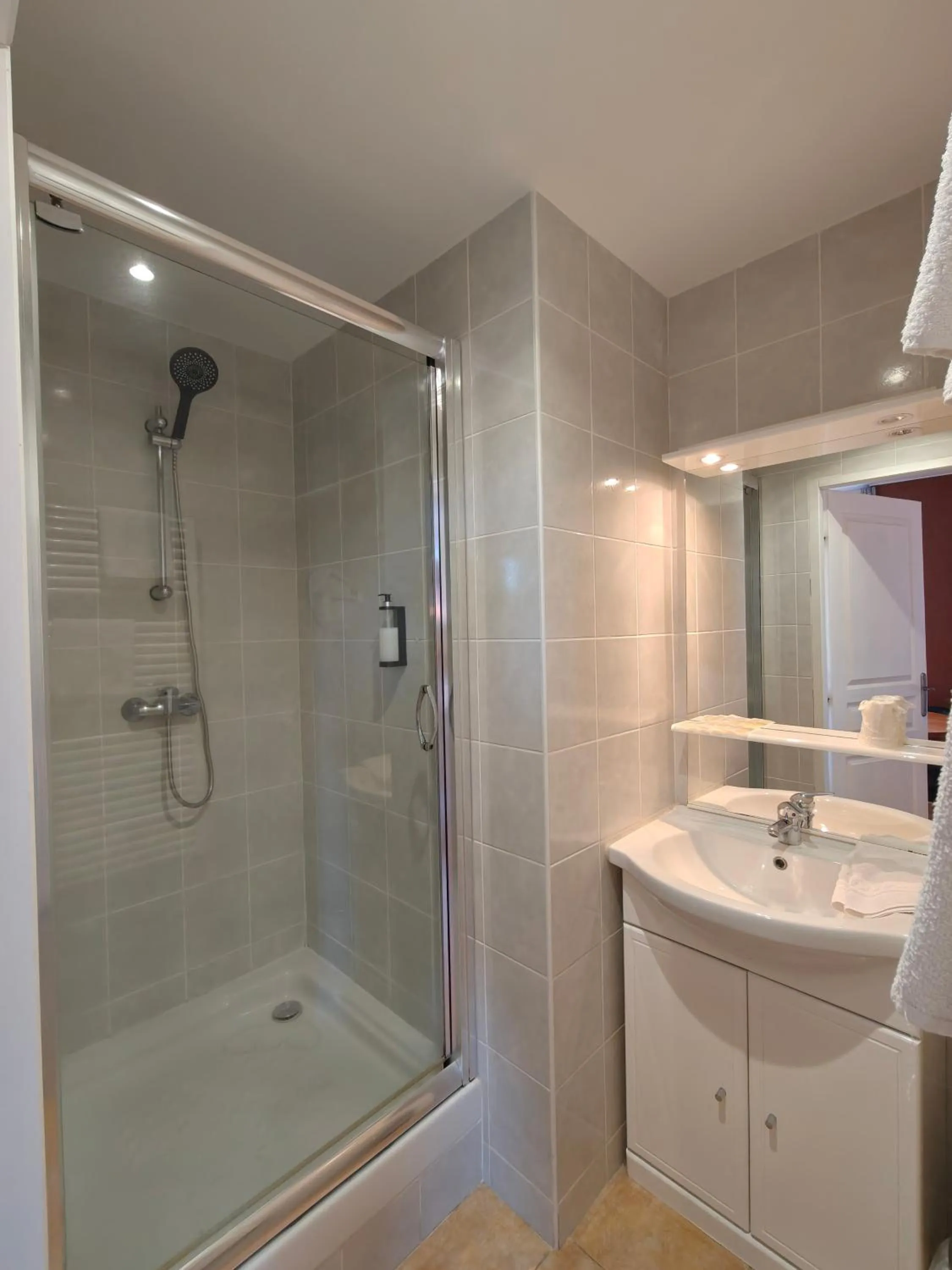Shower in Le Catalan - Hôtel et appartements