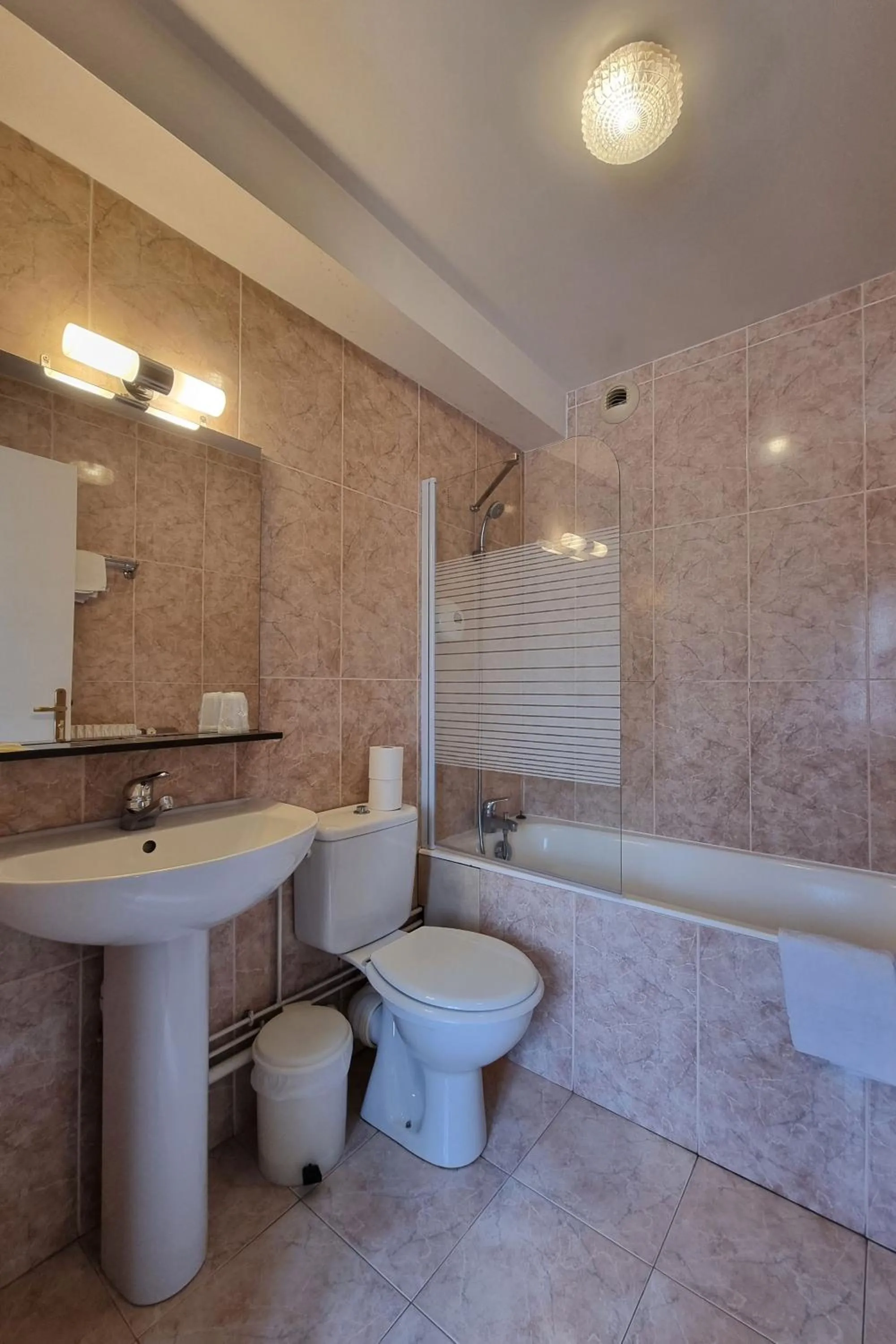 Shower in Le Catalan - Hôtel et appartements