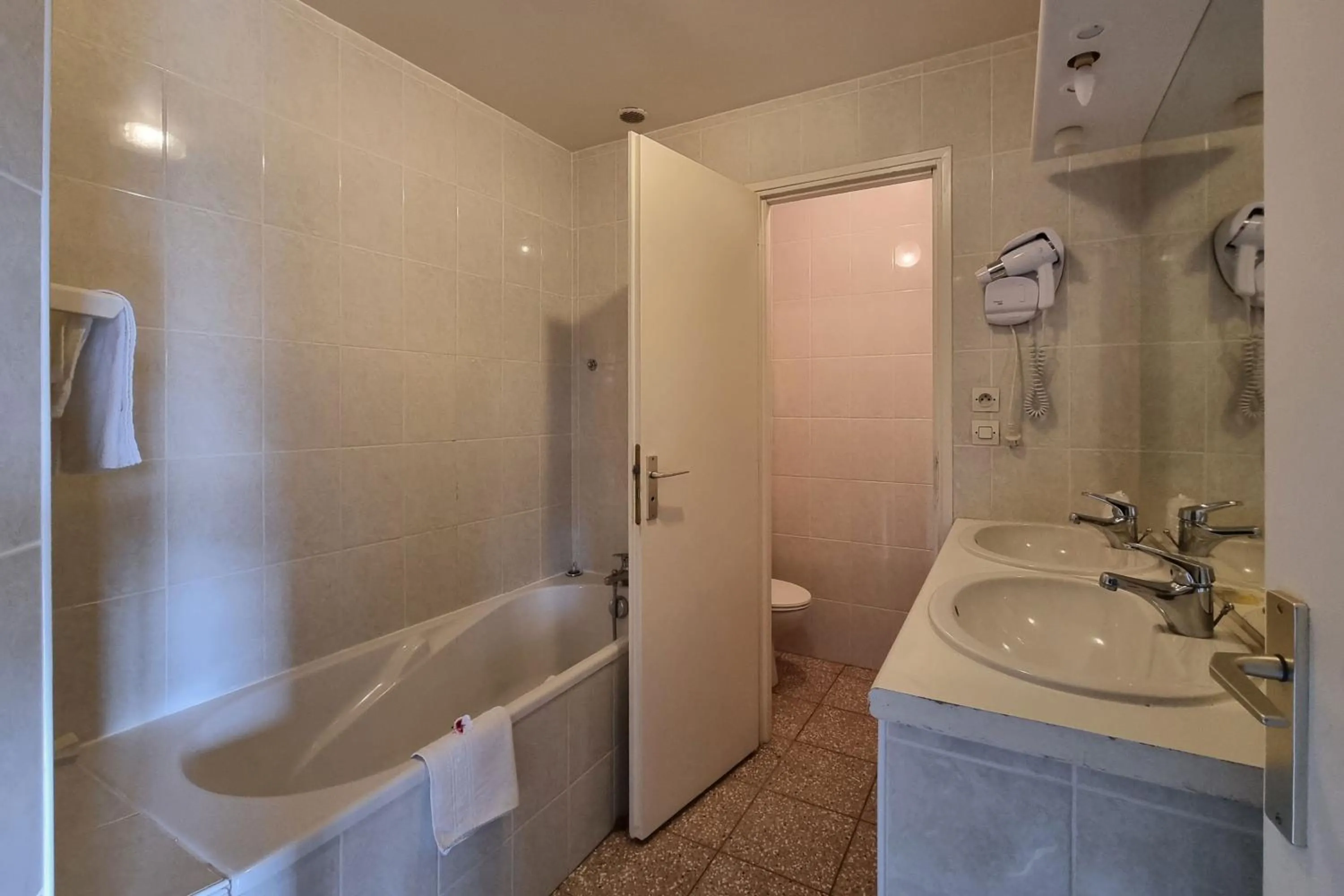 Bathroom in Le Catalan - Hôtel et appartements