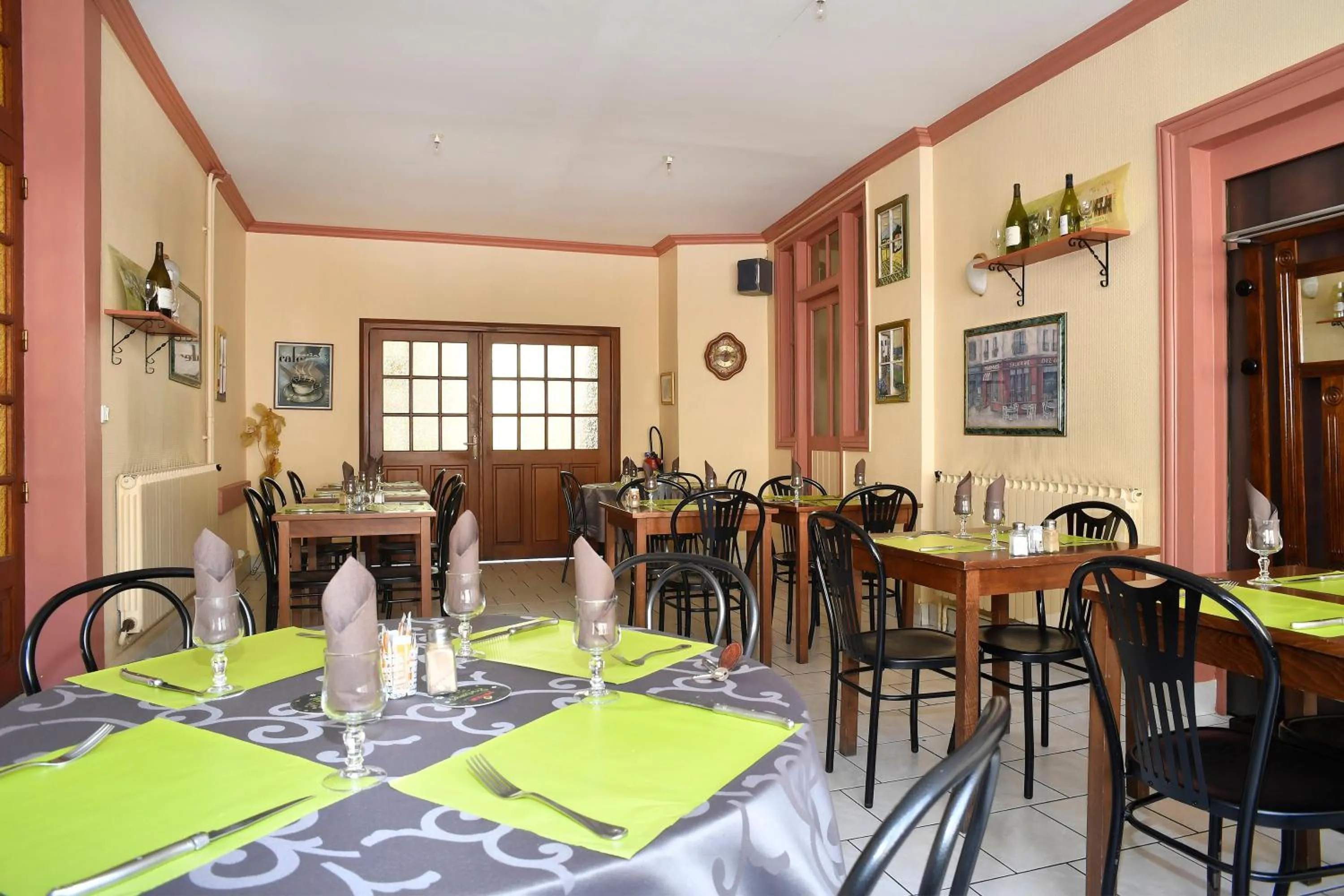 Restaurant/places to eat in Hotel de la gare