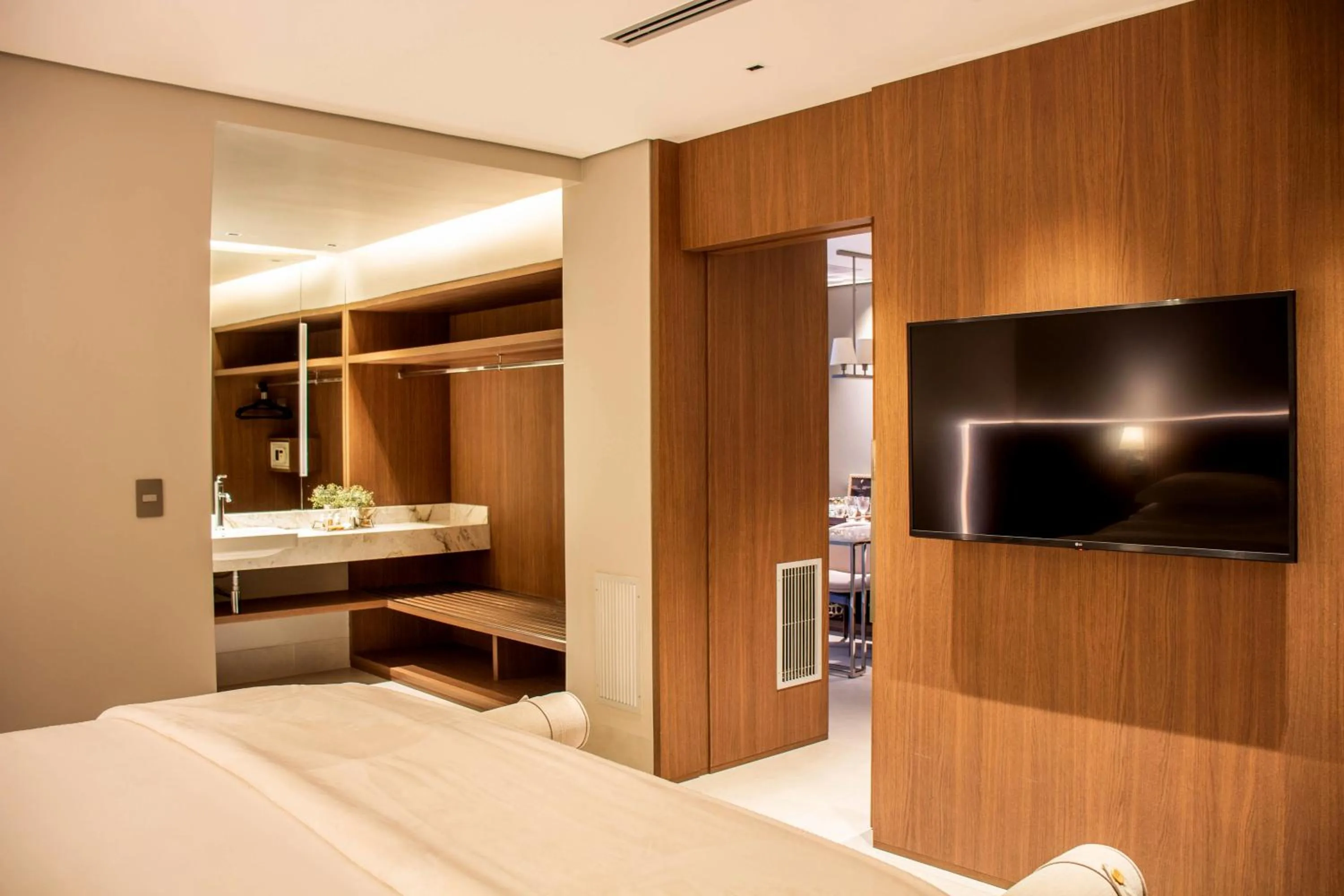 Communal lounge/ TV room, Bed in Amazon Taiamã Hotel