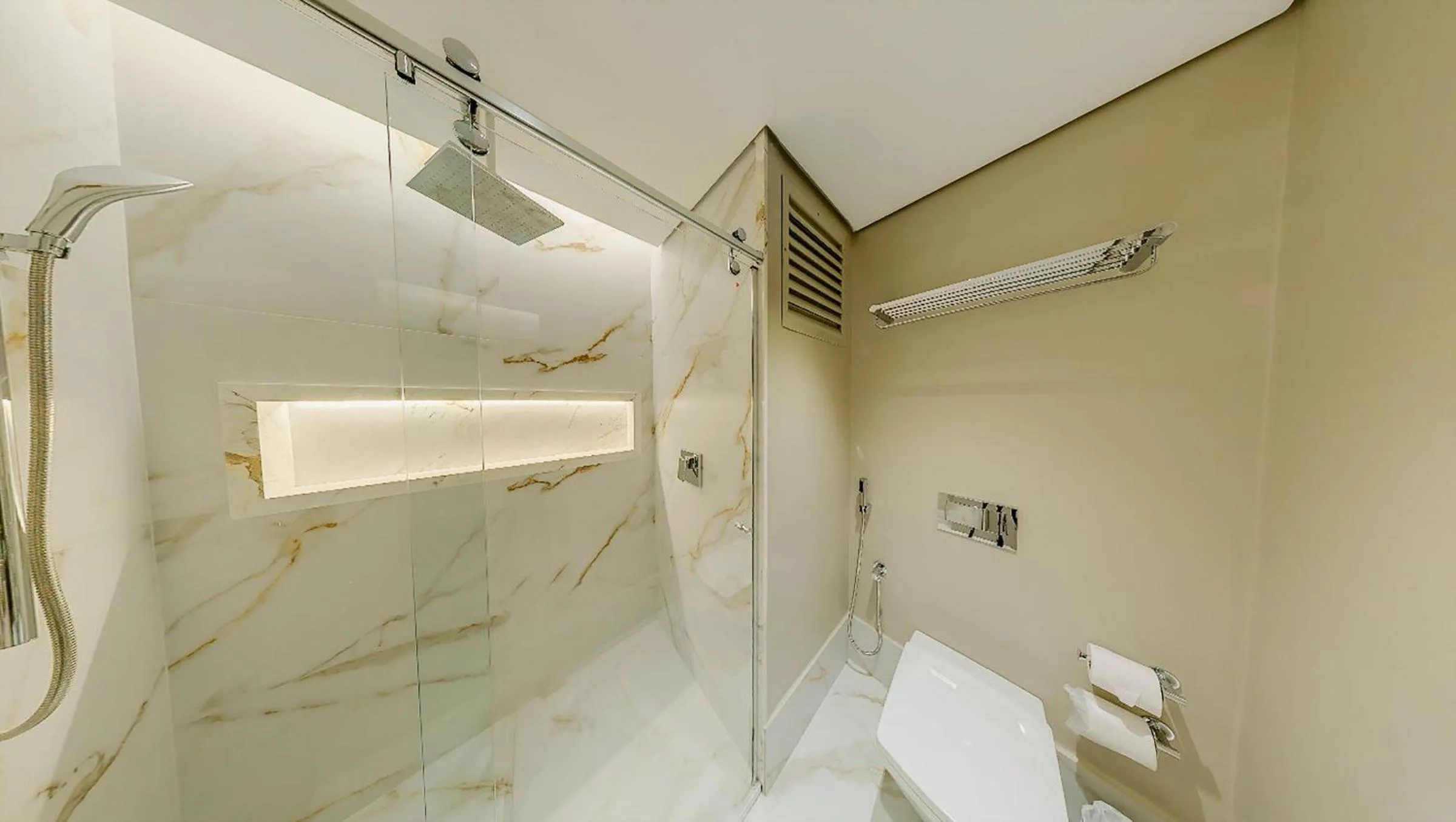 Shower in Amazon Taiamã Hotel