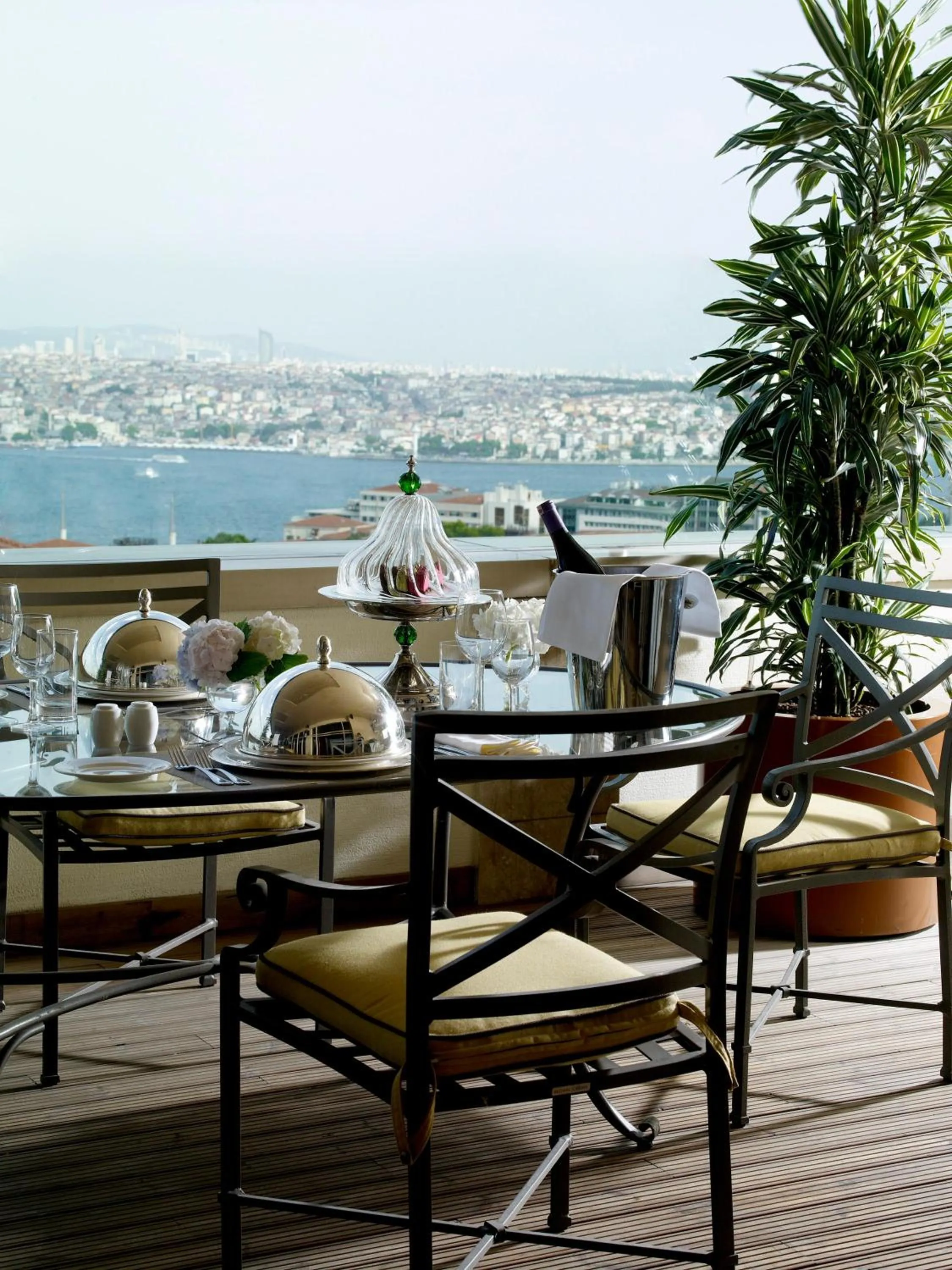 Photo of the whole room in Divan Istanbul