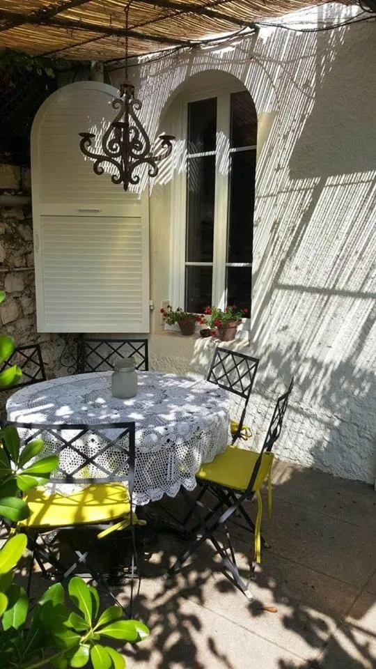 Patio in Bed & Breakfast Chambres d'hôtes COTTAGE BELLEVUE