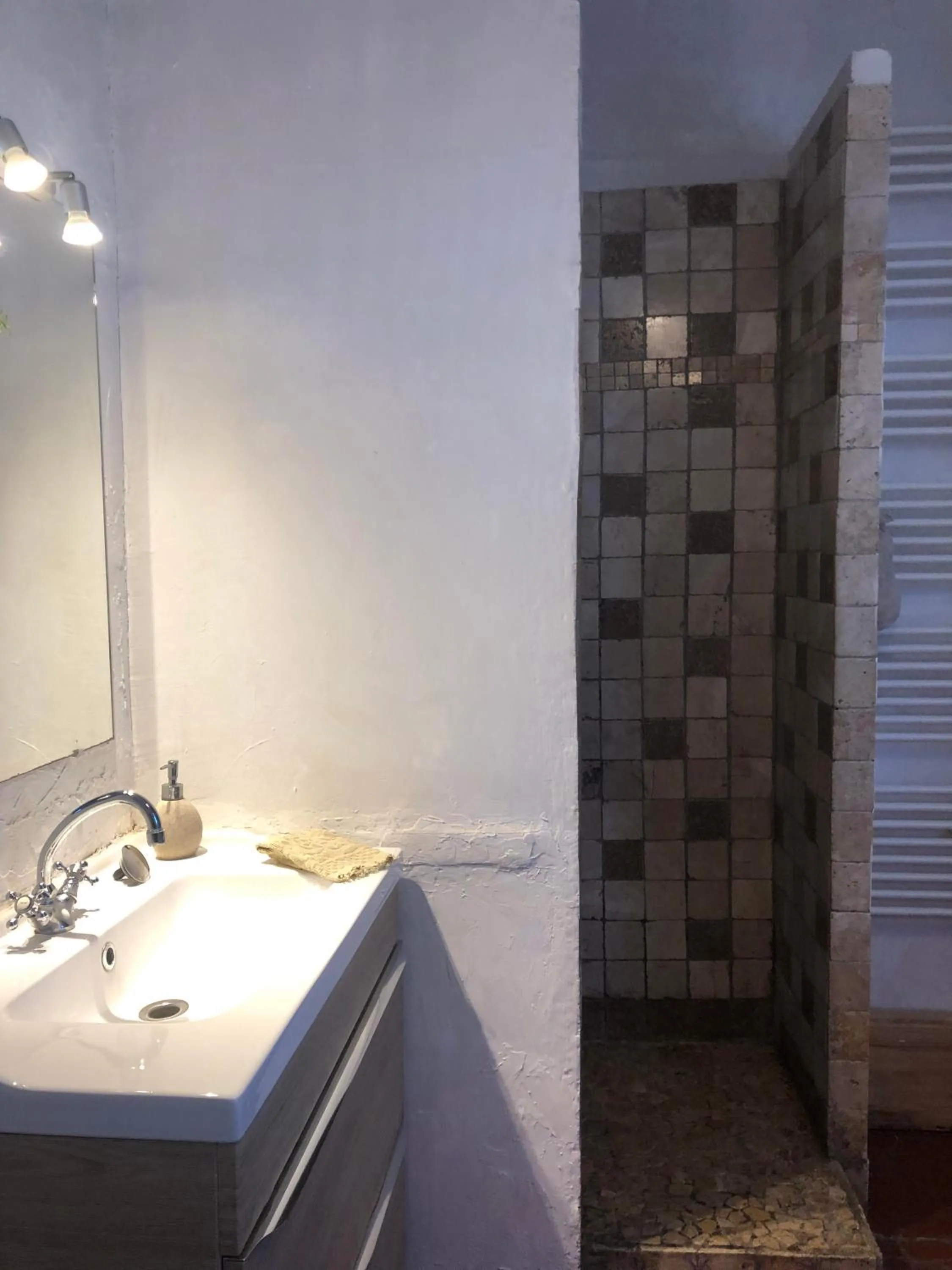 Shower in Bed & Breakfast Chambres d'hôtes COTTAGE BELLEVUE