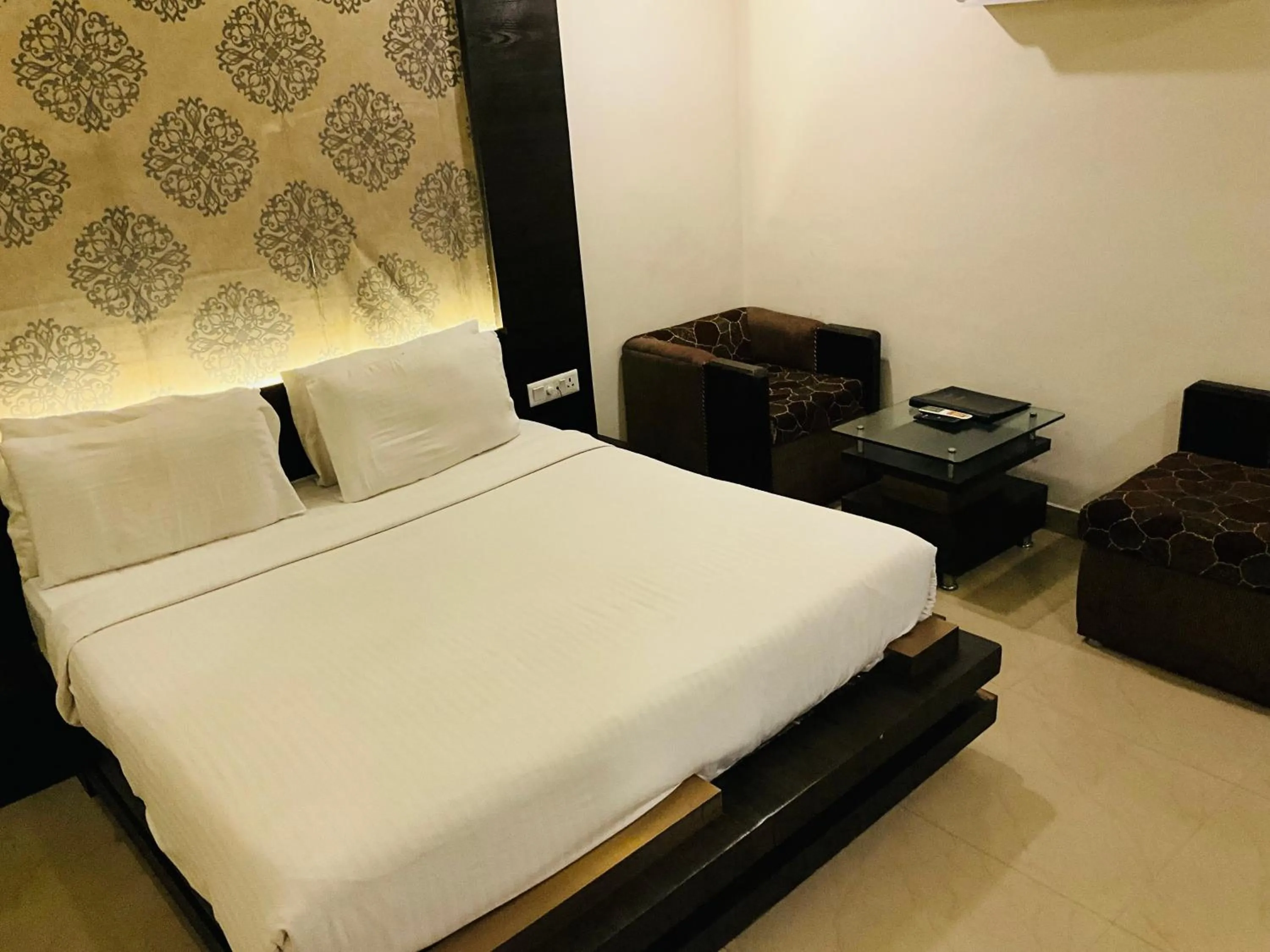 Seating area, Bed in Hotel Galaxy