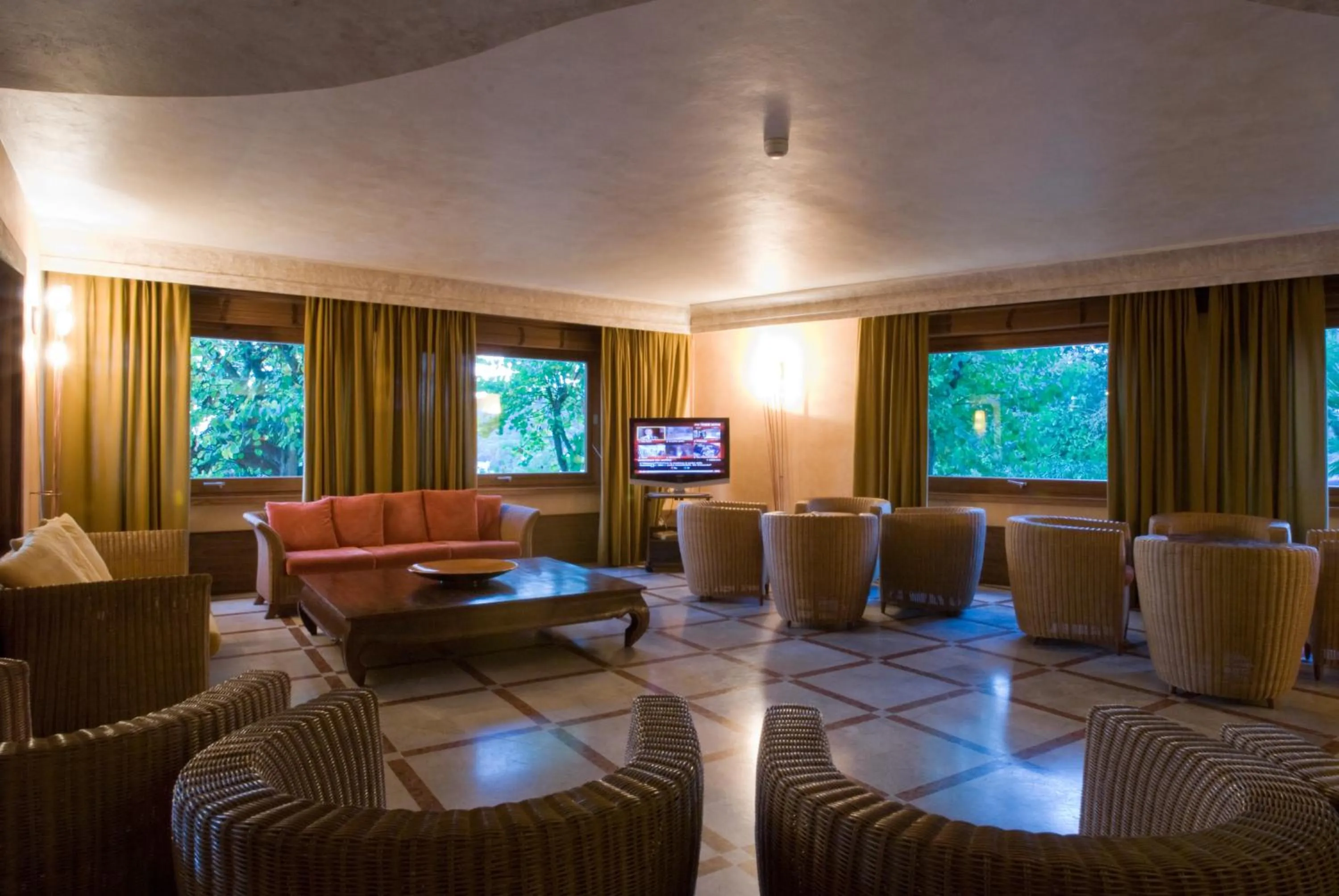 Communal lounge/ TV room in Hotel La Perla Del Golfo
