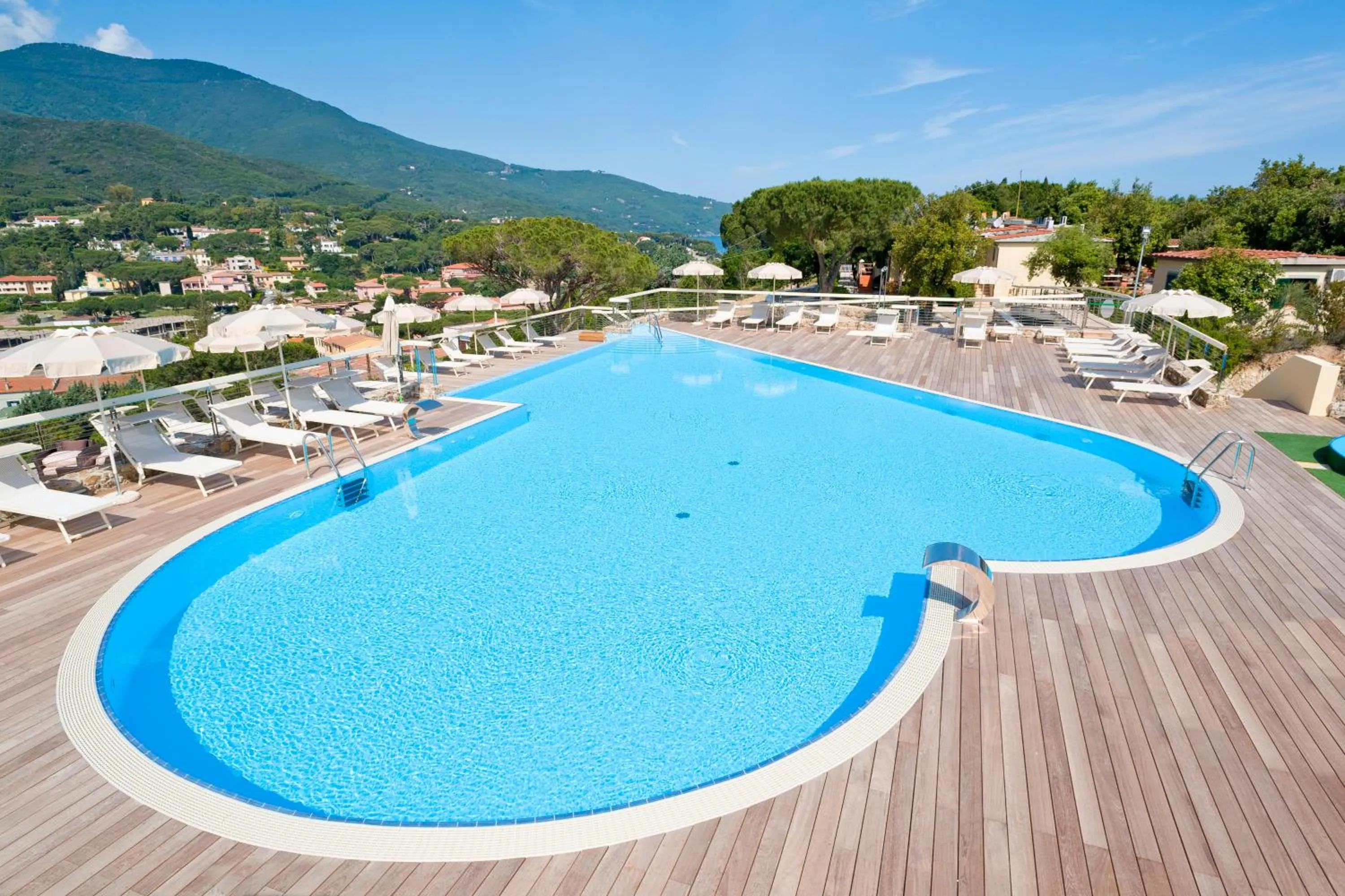 Swimming pool in Hotel La Perla Del Golfo