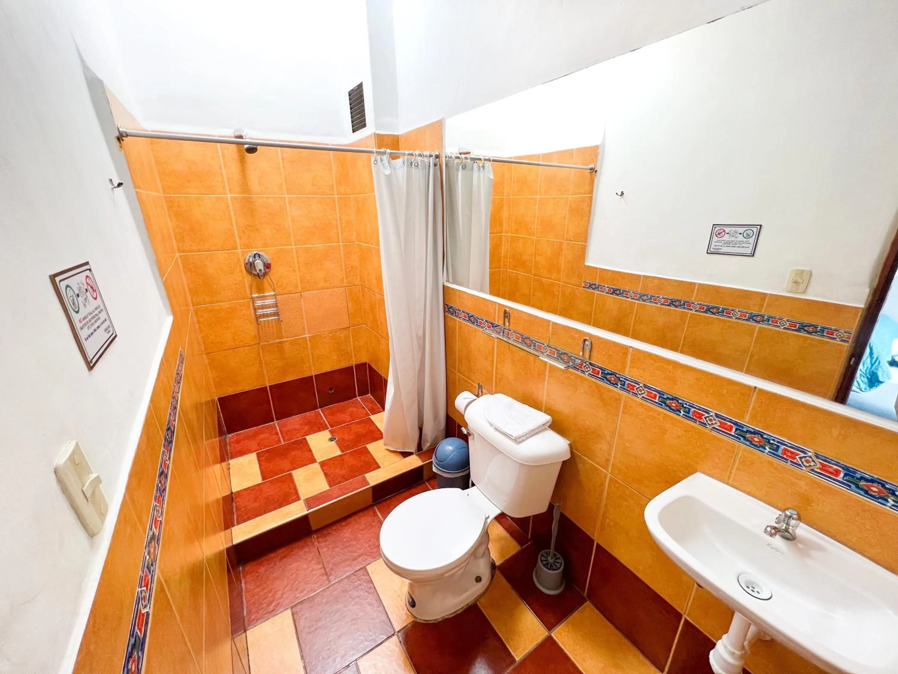 Bathroom in Hostal Teatro Inka