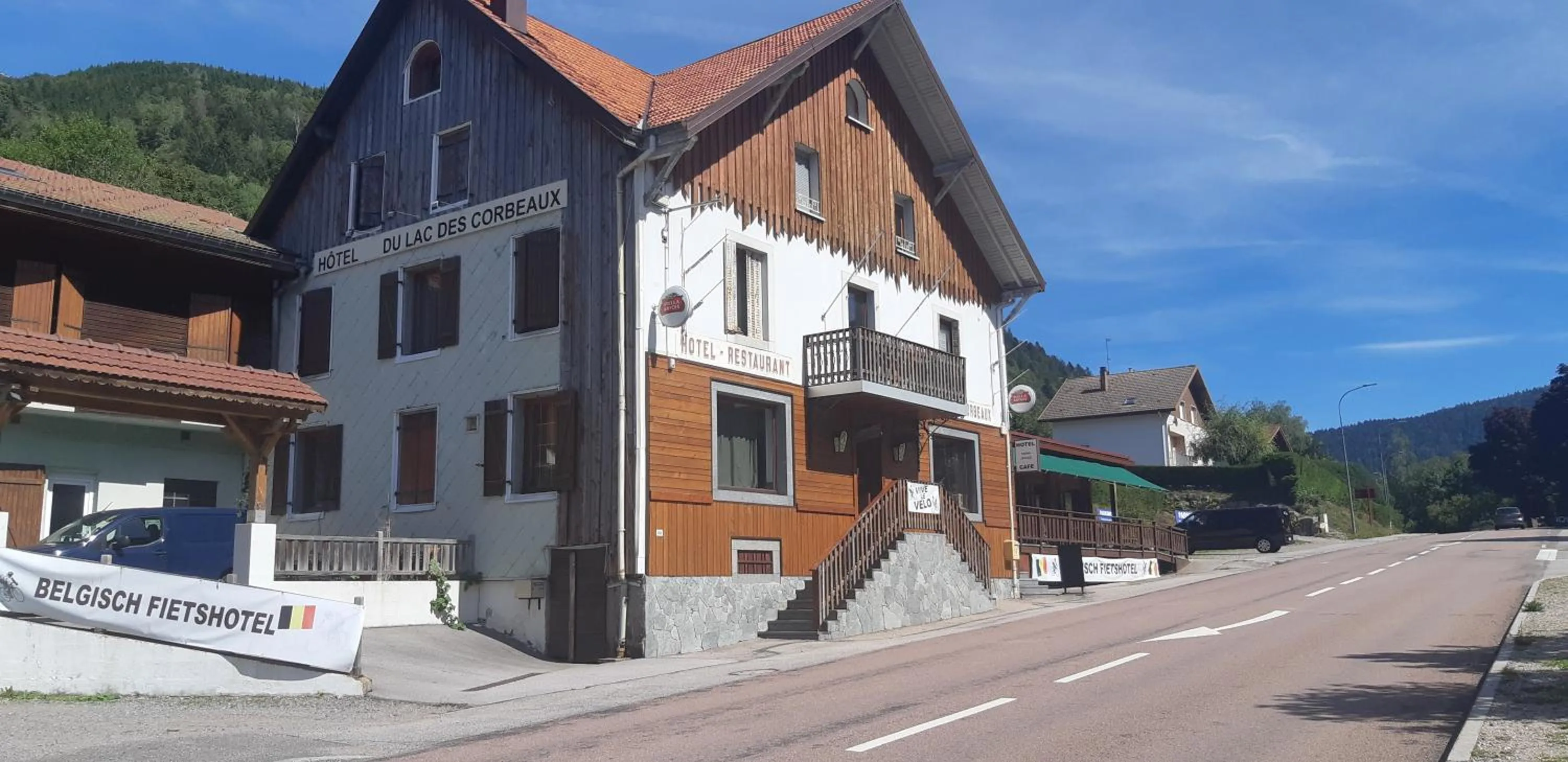 Property building in Hotel du lac des Corbeaux