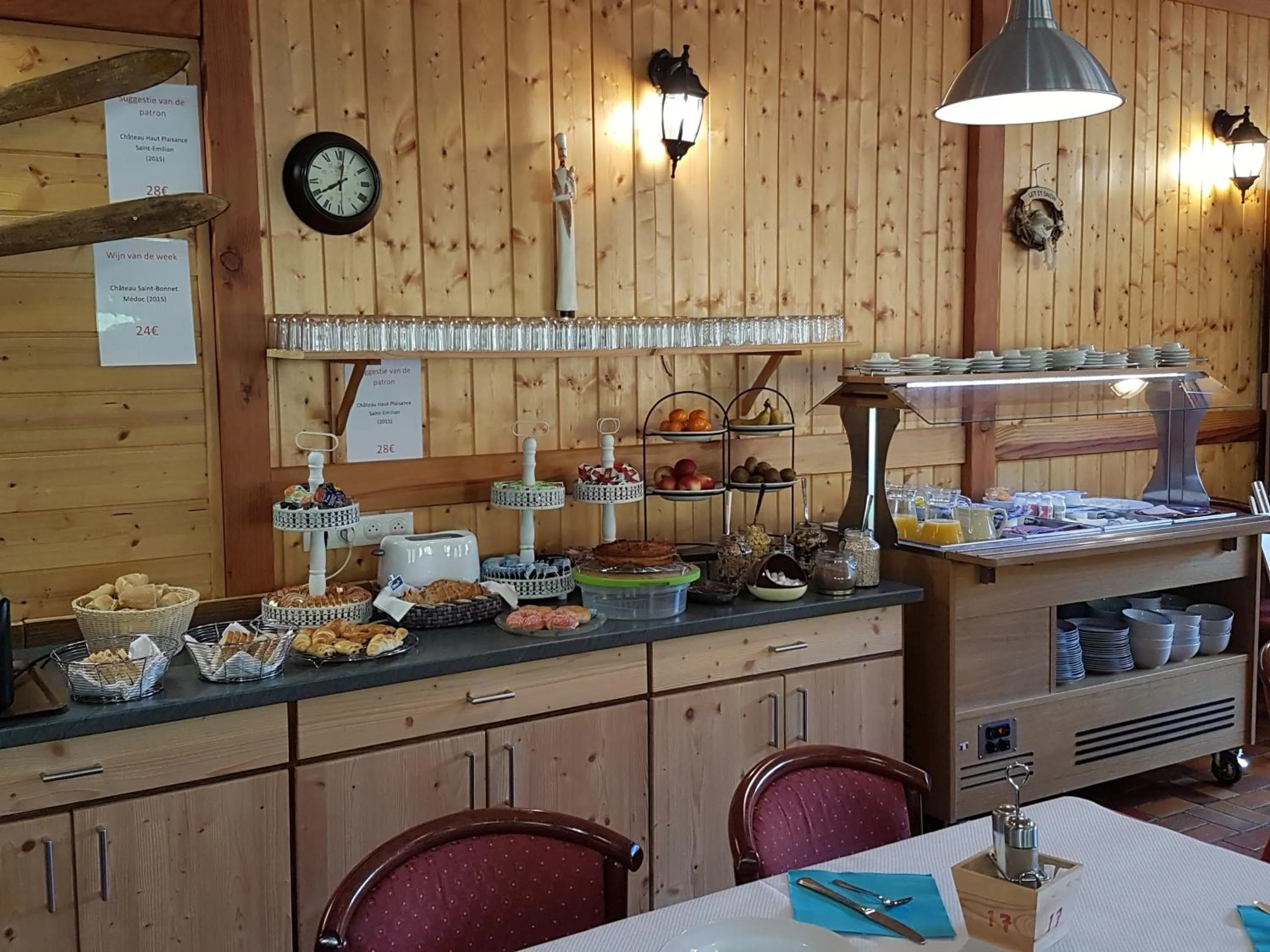 Food and drinks in Hotel du lac des Corbeaux