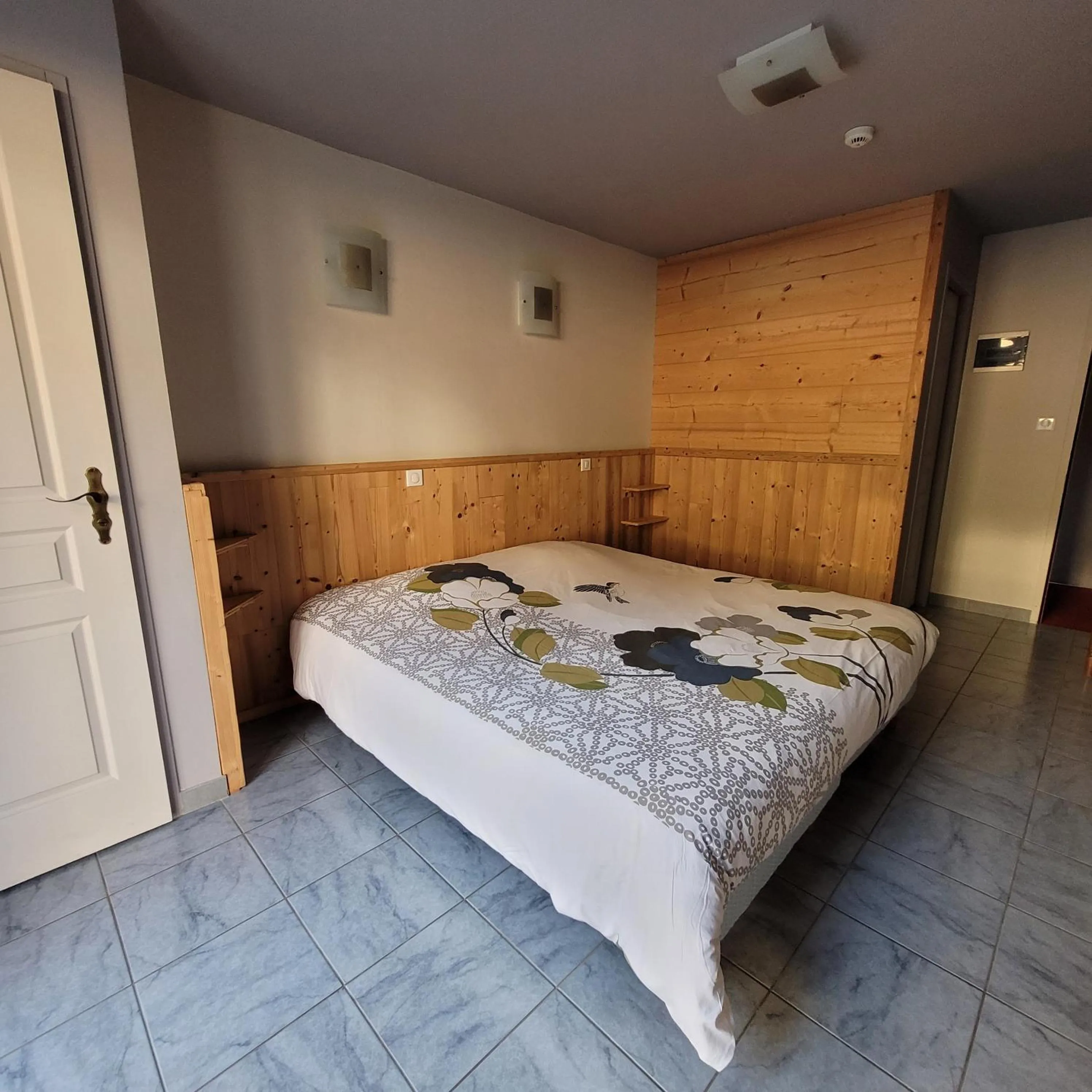 Bed in Hotel du lac des Corbeaux