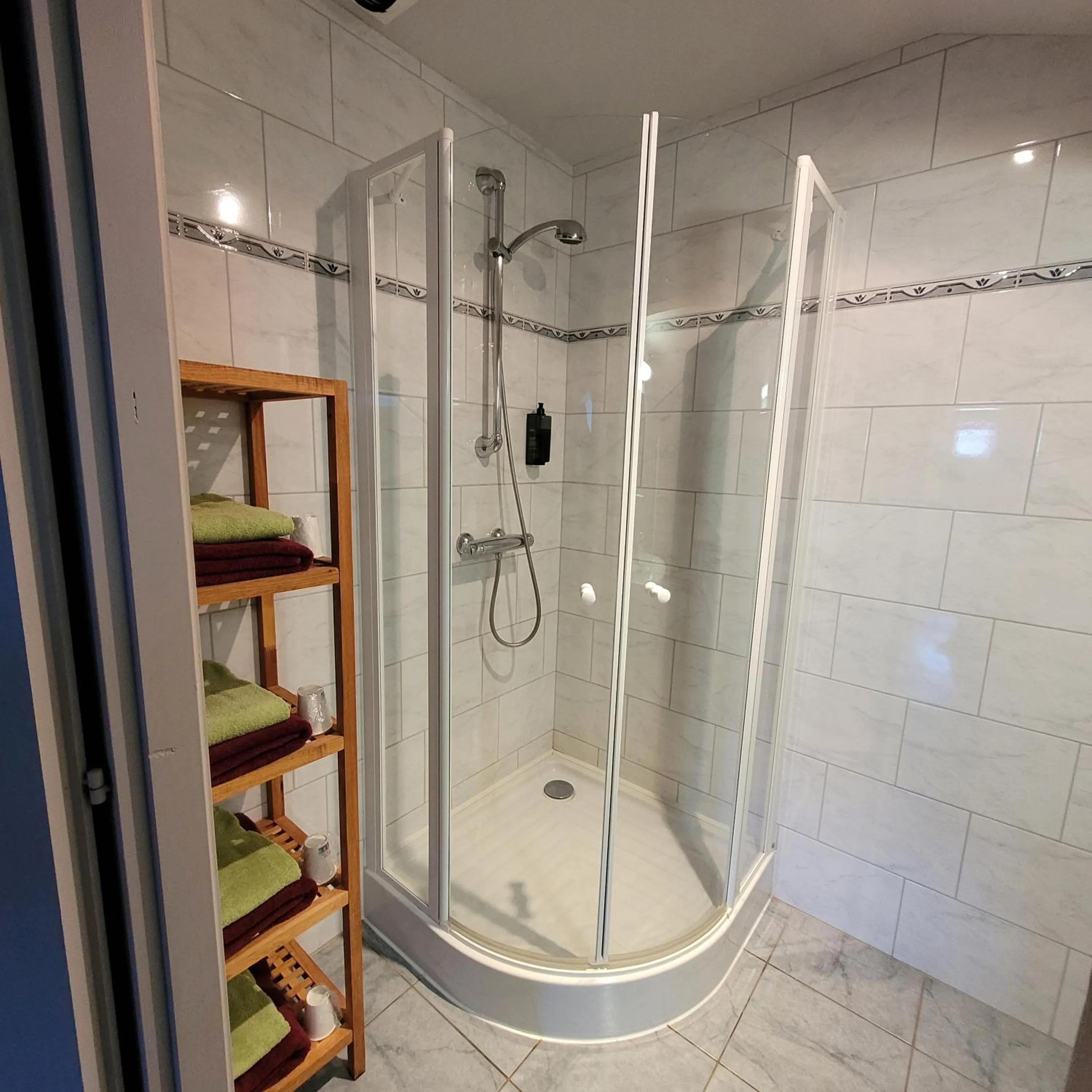 Shower in Hotel du lac des Corbeaux