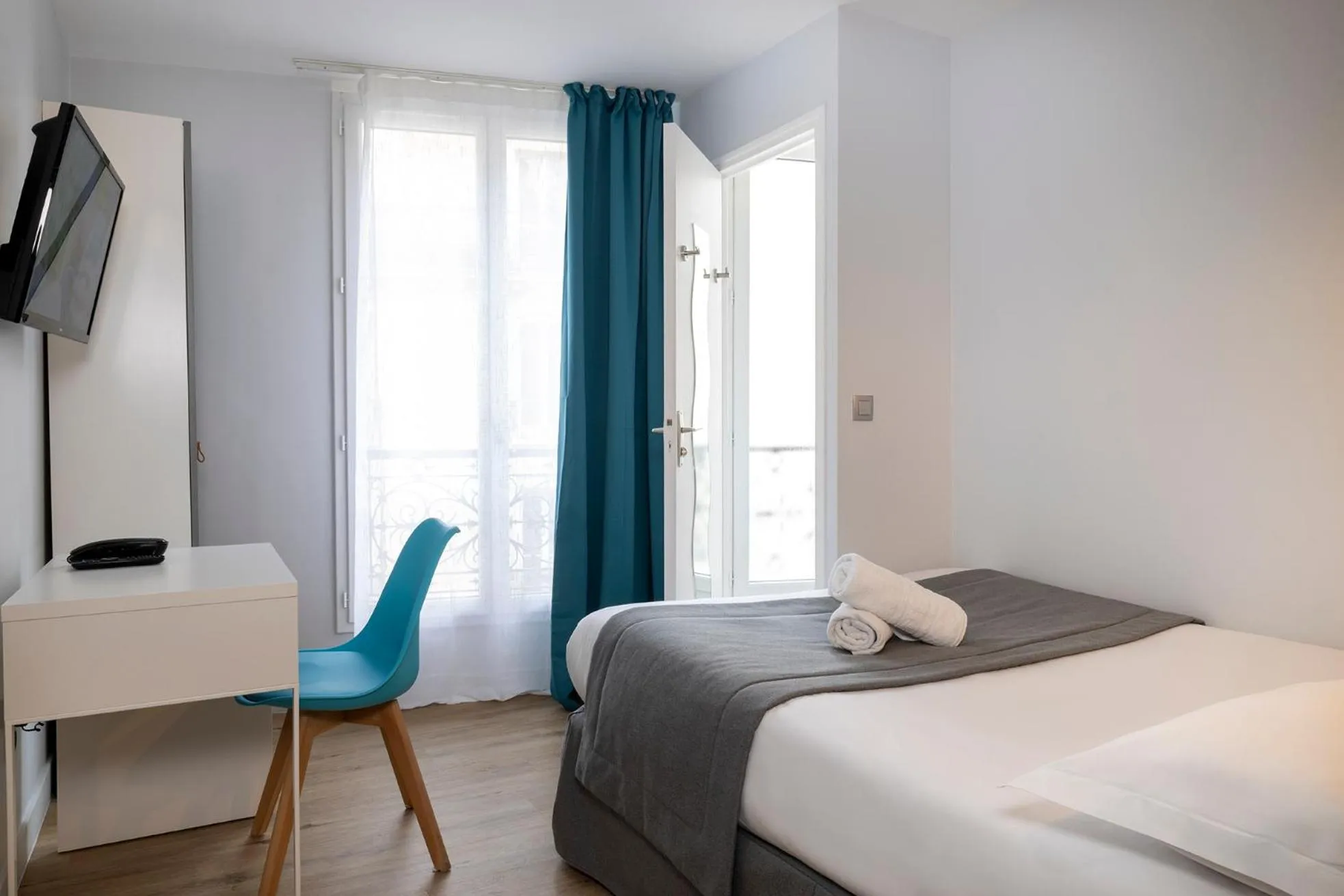 Bed in Paris Legendre