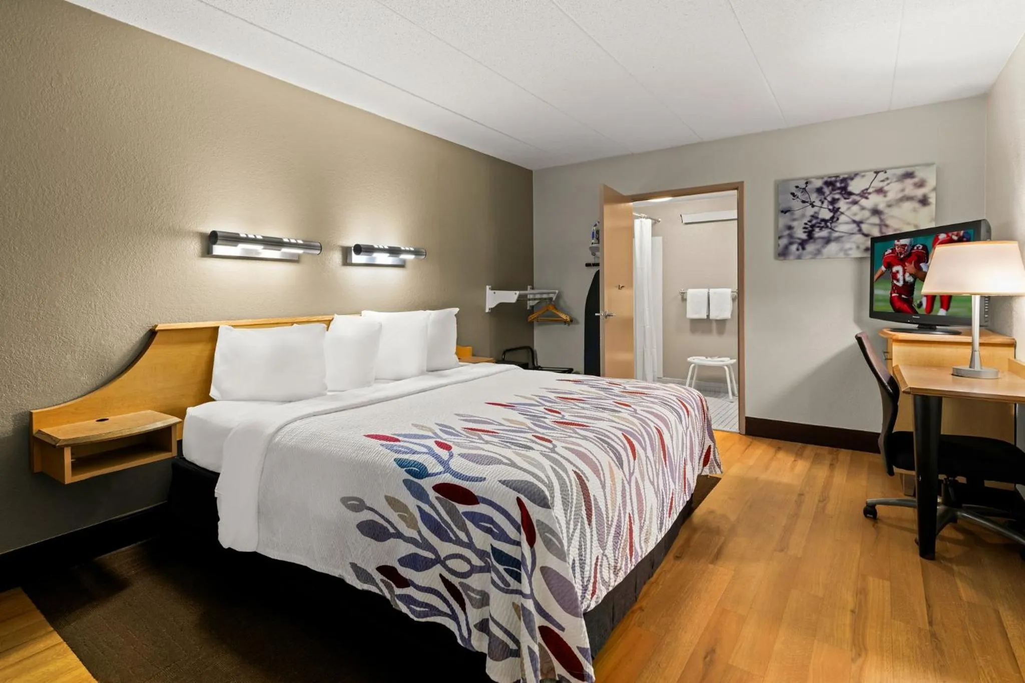 Photo of the whole room, Bed in Red Roof Inn Salem