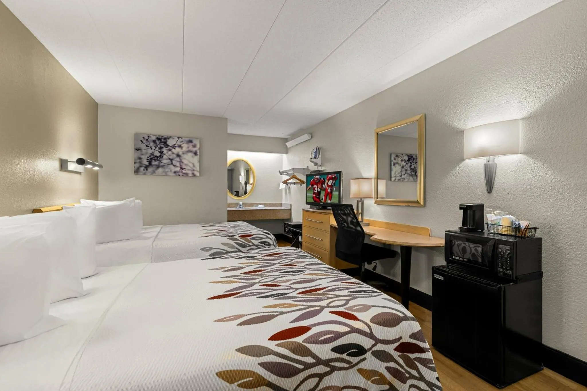 Photo of the whole room, Bed in Red Roof Inn Salem