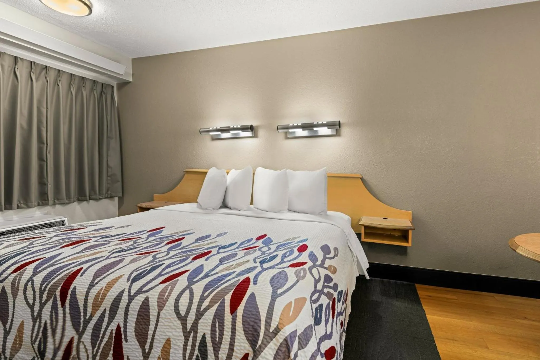 Photo of the whole room, Bed in Red Roof Inn Salem