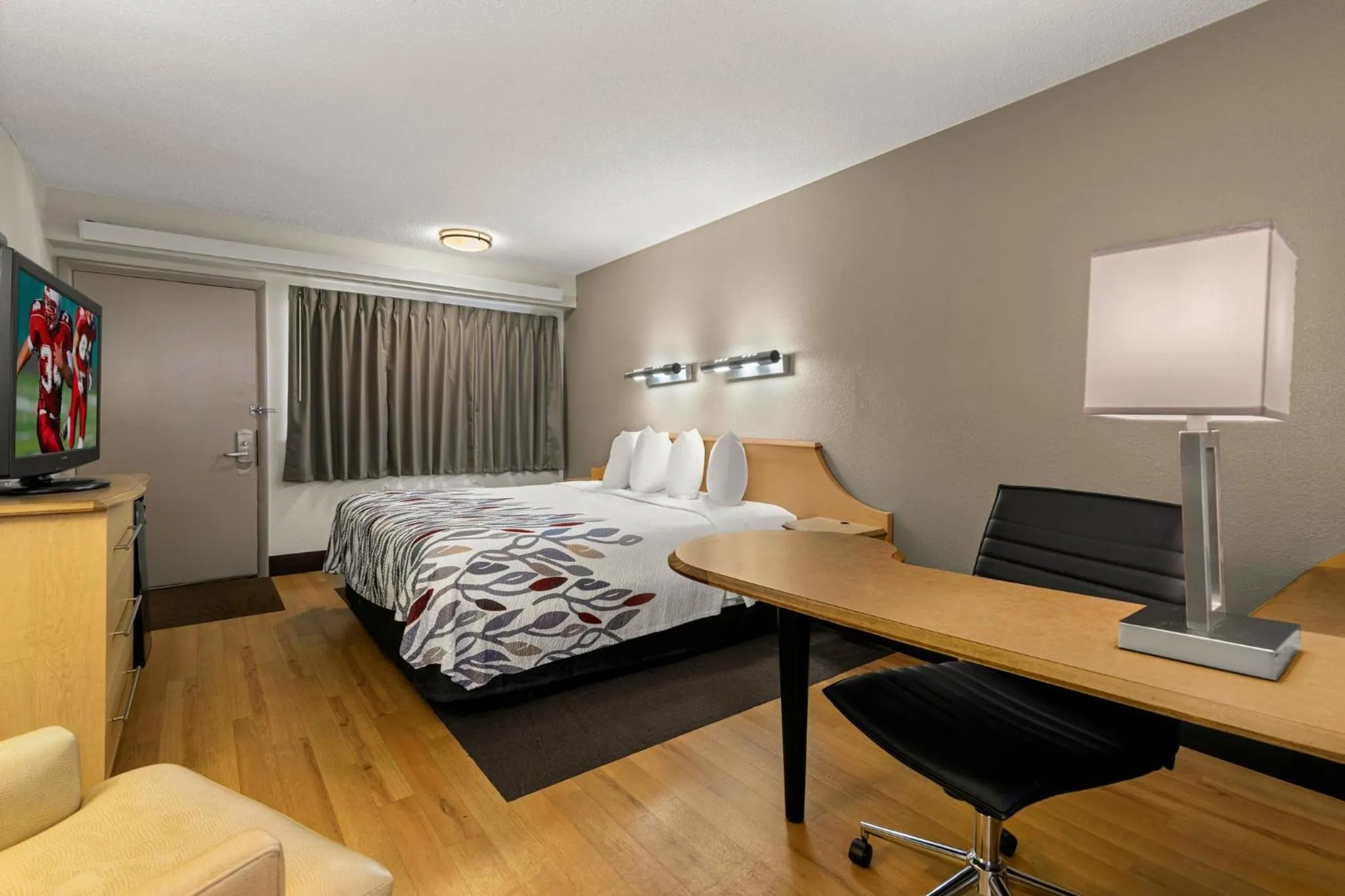 Photo of the whole room, Bed in Red Roof Inn Salem