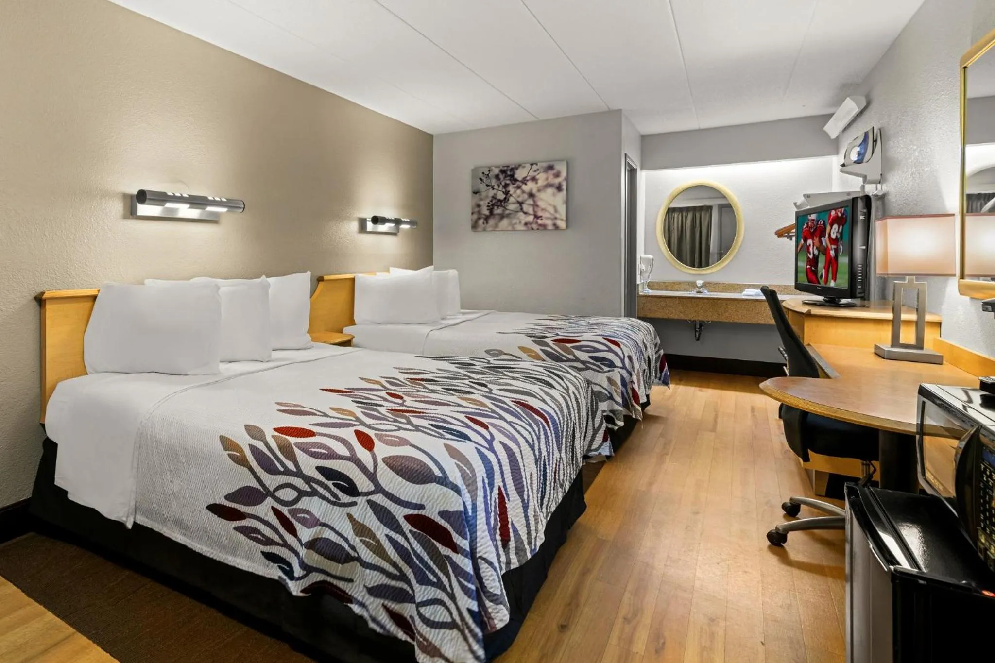 Photo of the whole room, Bed in Red Roof Inn Salem